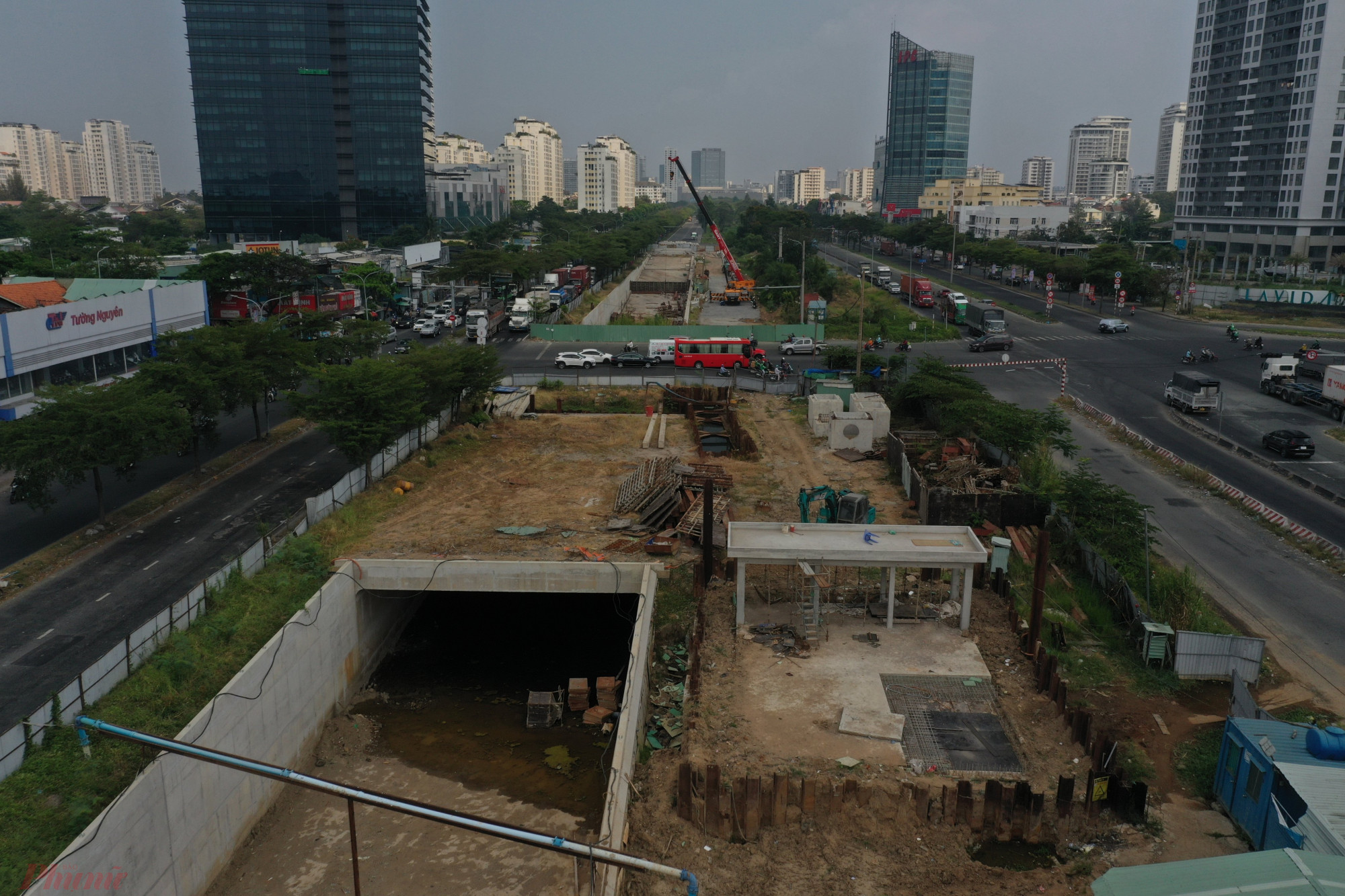 Dự án hầm chui nút giao Nguyễn Văn Linh - Nguyễn Hữu Thọ (quận 7) dự kiến hoàn thành vào quý 4/2023 nhưng hiện trạng đang còn ngổn ngang.