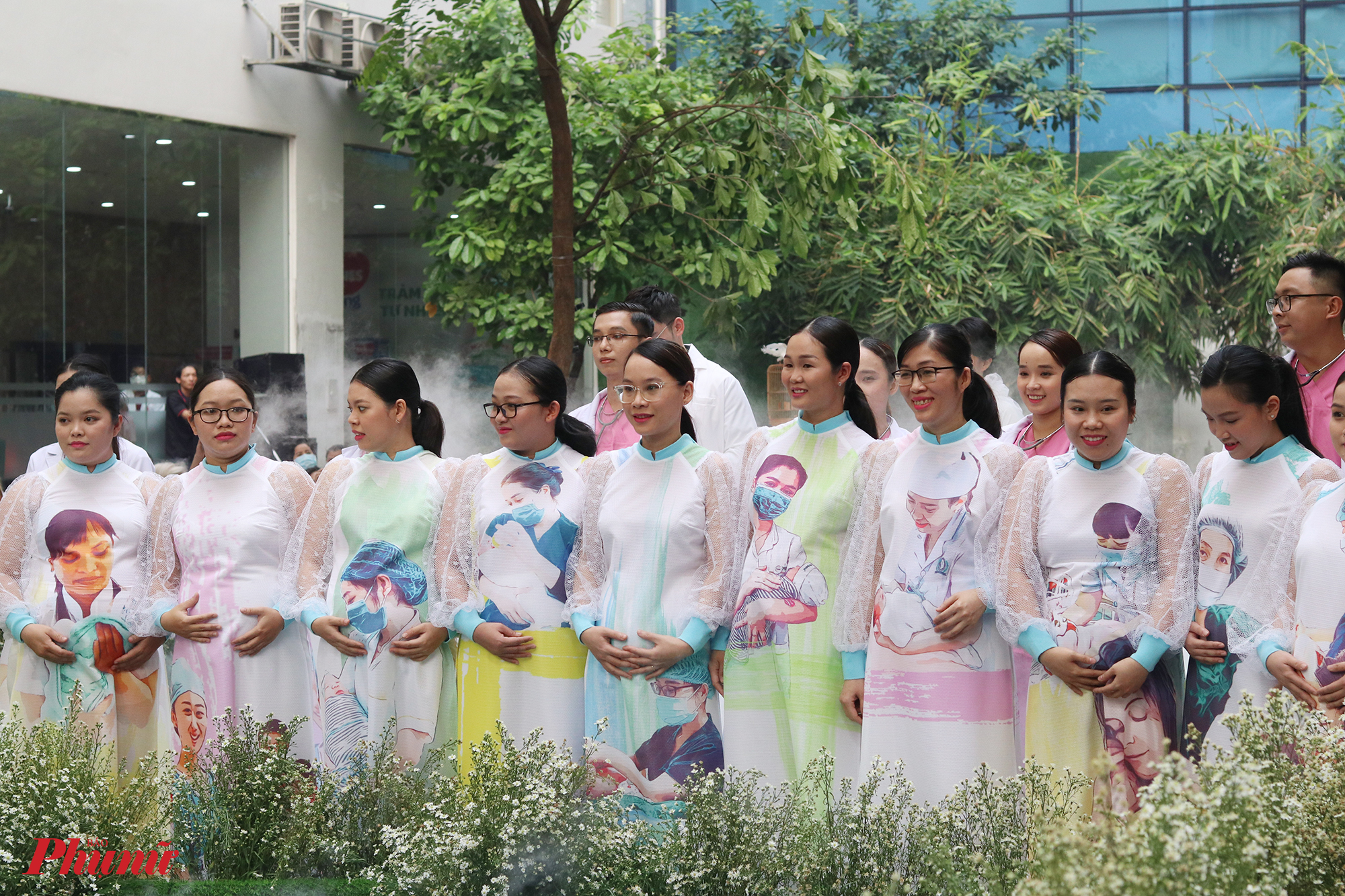 Trong chương trình có sự tham gia của những nhân viên y tế, y bác sĩ đang công tác tại Bệnh viện Hùng Vương. Trong phần cuối, 