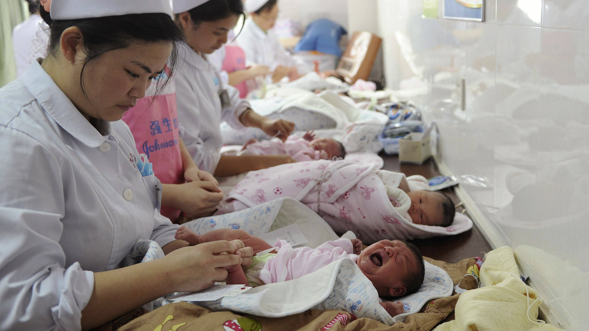 Một số địa phương ở Trung Quốc đang liên tục đưa ra các chính sách khuyến khích người dân sinh em bé càng nhiều àng tốt - Ảnh: 