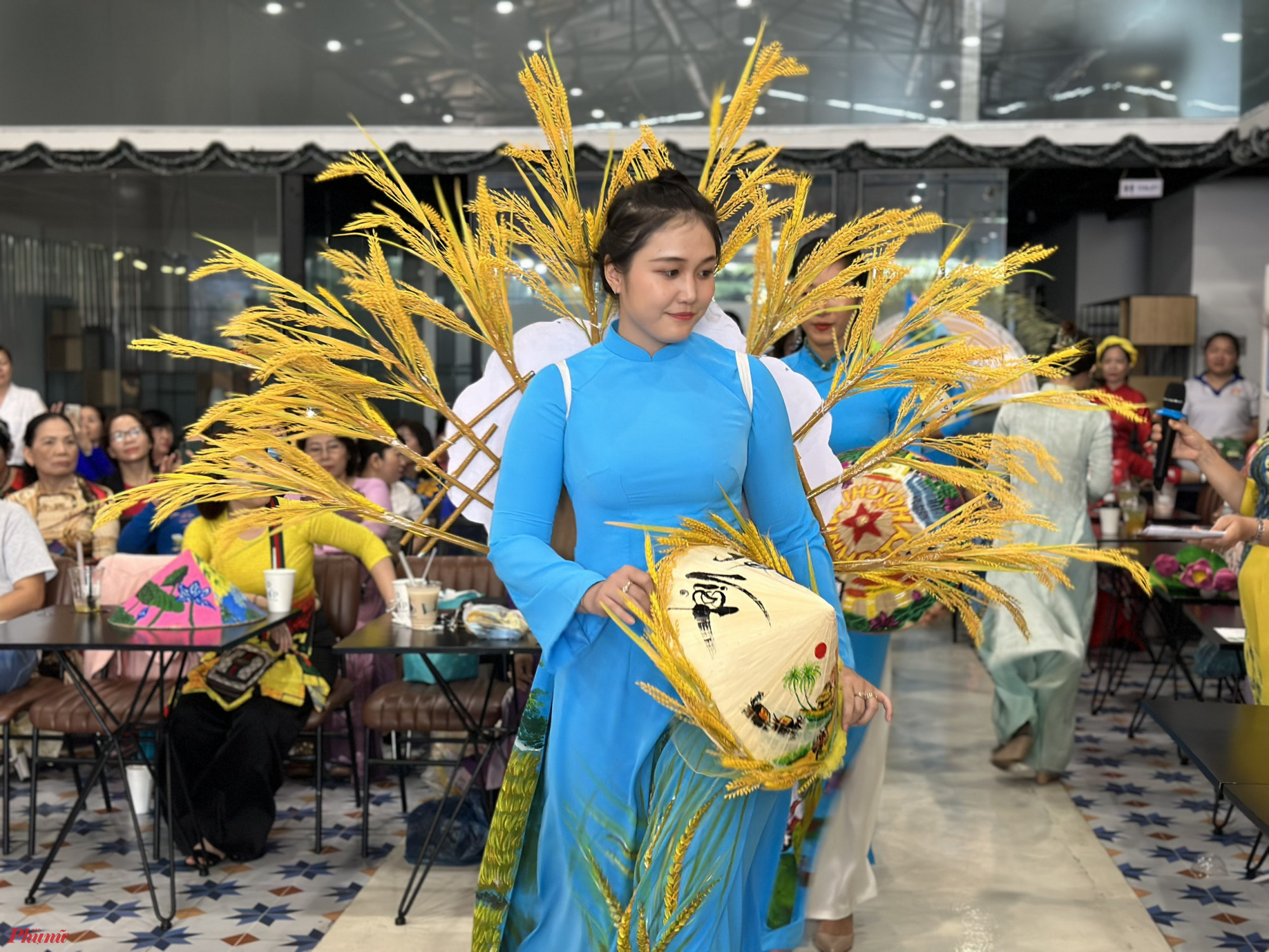 Chiều ngày 27/2, Hội LHPN quận Tân Phú tổ chức thi trình diễn áo dài kết hợp với nón lá với chủ đề Hồn Việt. Hoạt động nằm trong chuỗi sự kiện hưởng ứng Lễ hội áo dài TPHCM. 