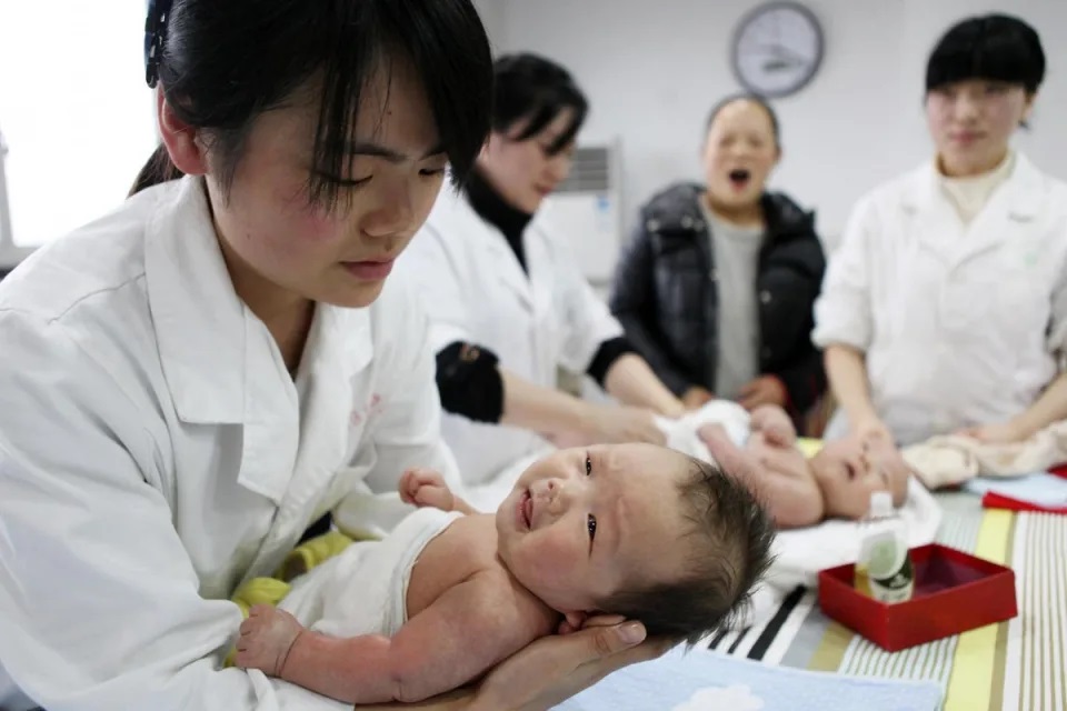 Tỷ lệ sinh thấp kỷ lục buộc trung Quốc thực hiện nhiều cải cách nhằm khuyến khích người dân sinh con
