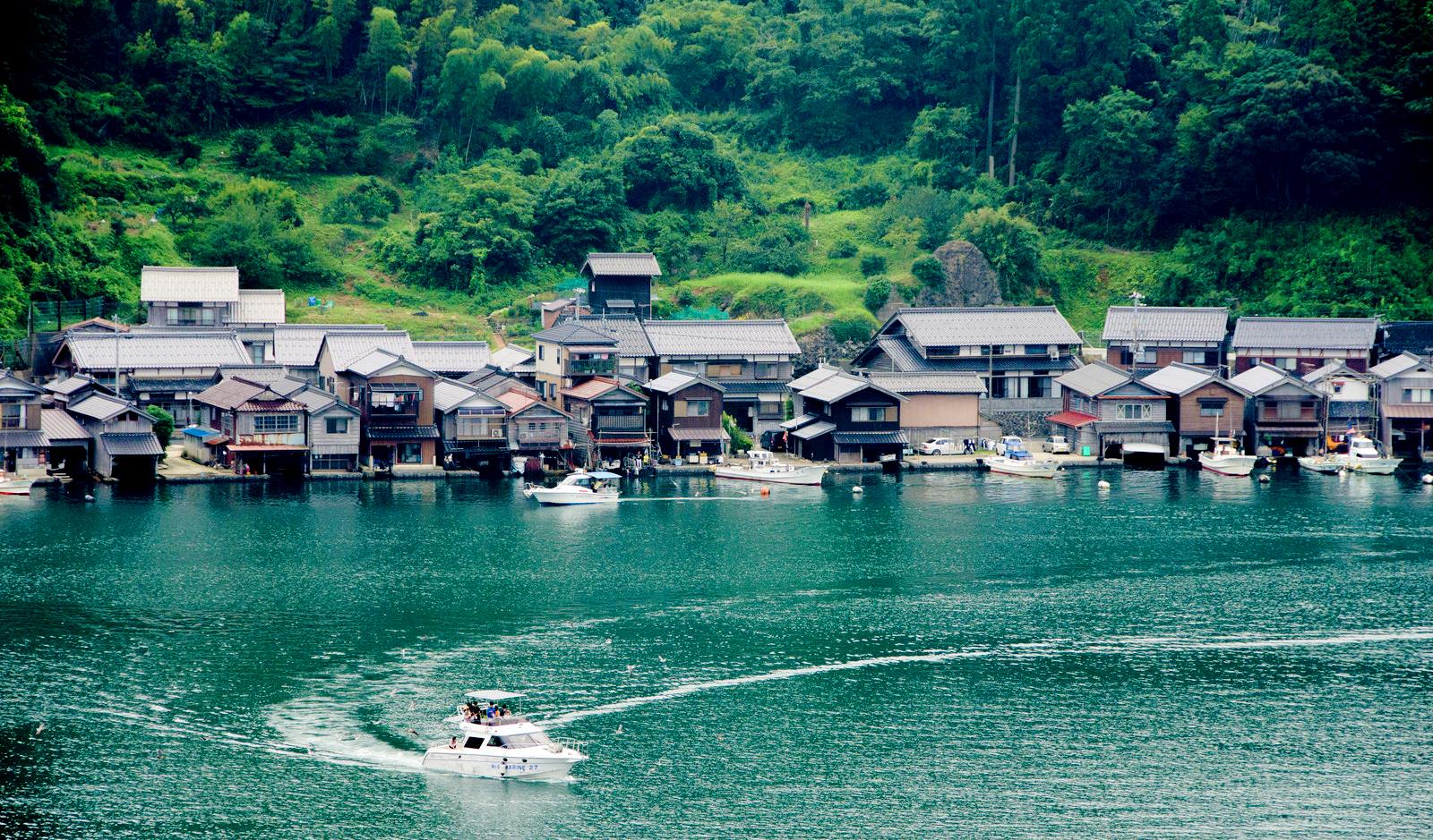 Giống như các funayas khác, tầng một ban đầu được dùng làm “ga ra” để chứa thuyền. Bây giờ, Nagahama Hidetoshi đã biến nó thành phòng chờ cho khách. Ý tưởng của nhà khách này giống như “cuộc sống hàng ngày trong một không gian khác”,  để những người từ thành phố quên đi sự hối hả và nhộn nhịp của cuộc sống hàng ngày và hòa mình vào bầu không khí thư giãn của thị trấn.