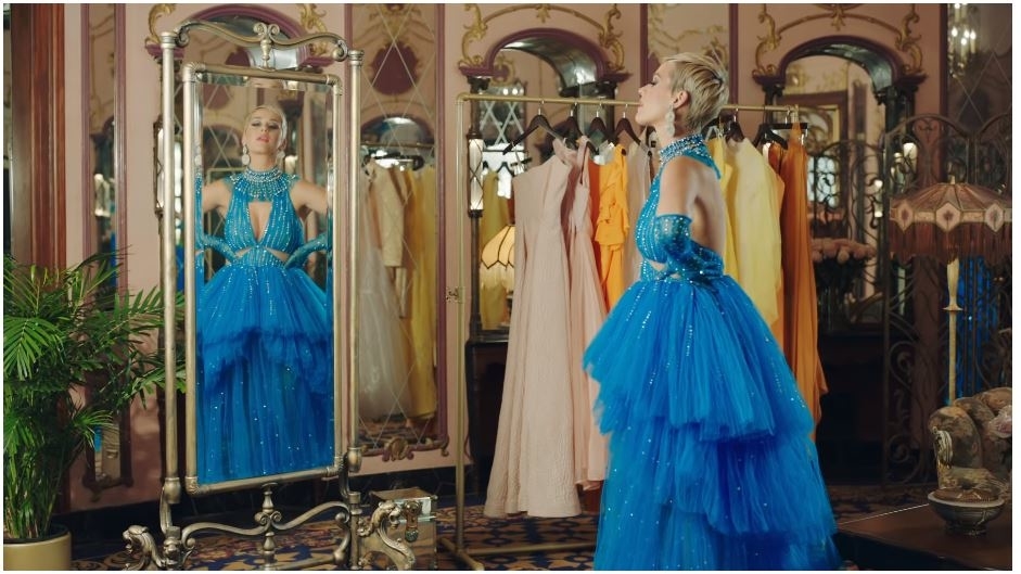 Trong MV Immoral Flame ra mắt vào tháng 12/2018, Katy Perry diện thiết kế màu xanh, xếp tầng, xẻ ngực gợi cảm của Công Trí.