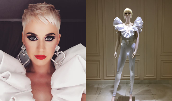 Một thiết kế khác có kiểu dáng tương tự nhưng có màu trắng, không hoạ tiết từng được Katy Perry diện vào tháng 10/2018.