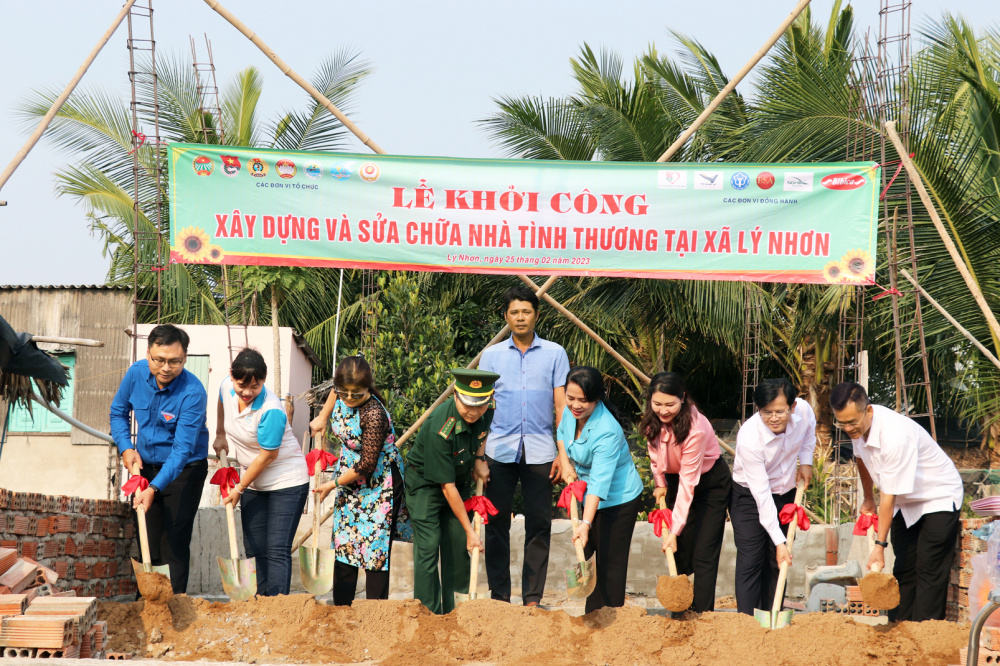 Lễ khởi công xây dựng và sửa chữa nhà tình thương  tại xã Lý Nhơn,  huyện Cần Giờ  trong ngày hội  Biên phòng toàn dân