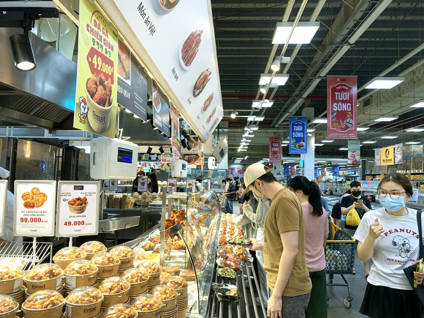Tập đoàn THACO đặt mục tiêu mở thêm 20 siêu thị Emart trong 5 năm tới, doanh thu đến năm 2026 dự kiến đạt 1 tỉ USD (ảnh chụp tại Emart Phan Văn Trị, quận Gò Vấp, TPHCM) - ẢNH: NGUYỄN CẨM