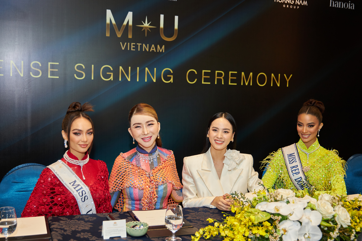 Bà Anne Jakkaphong Jakrajutatip (thứ hai từ trái sang) - đại diện tổ chức Miss Universe vừa có chuyến công tác đến Việt Nam để ký kết bản quyền với đối tác mới