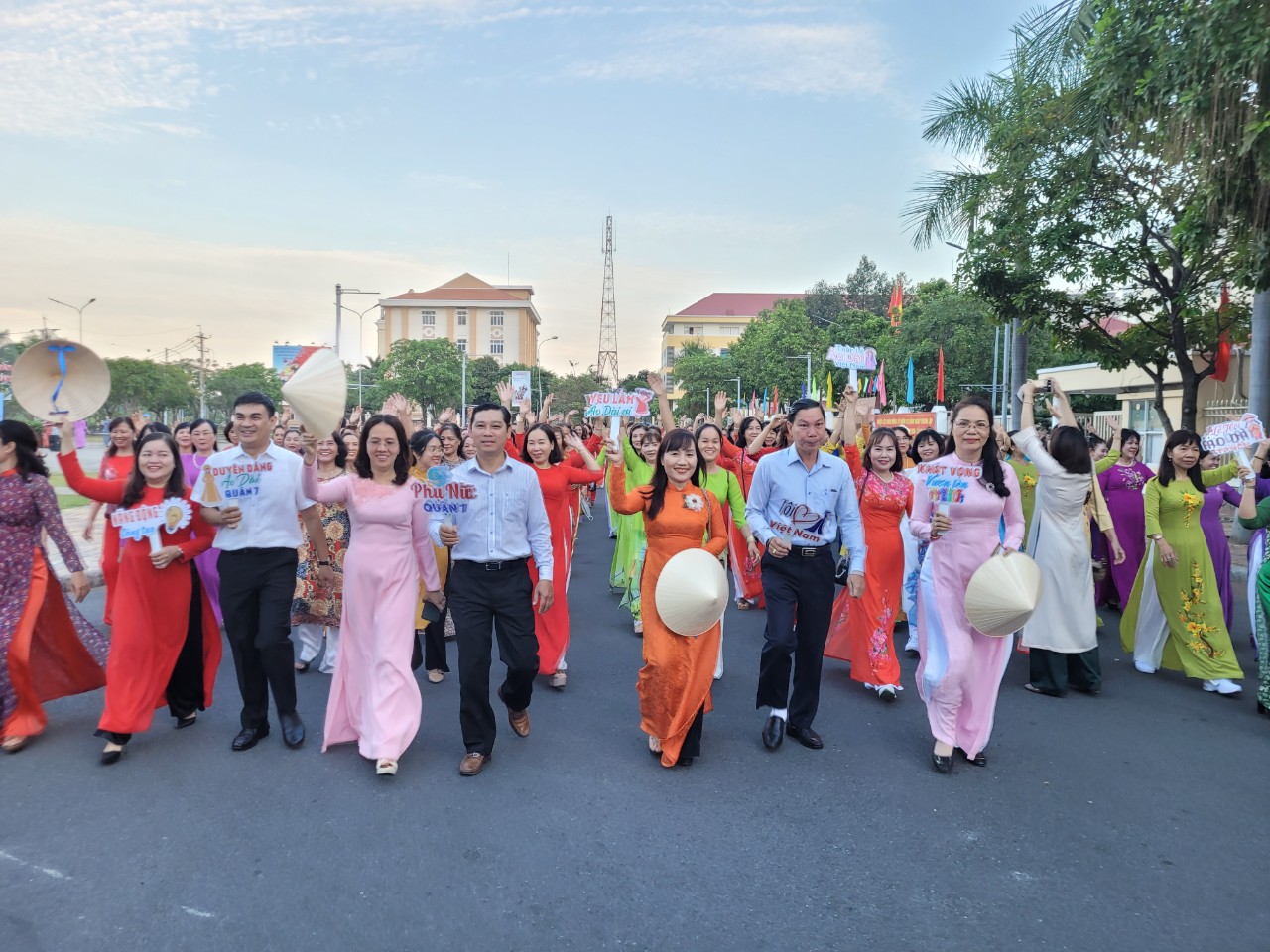Lãnh đạo Hội LHPN TPHCM, lãnh đạo quận 7 cùng hội viên phụ nữ quận 7 xuống phố hưởng ứng Tuần lễ Áo dài Việt Nam và Lễ hội Áo dài TPHCM