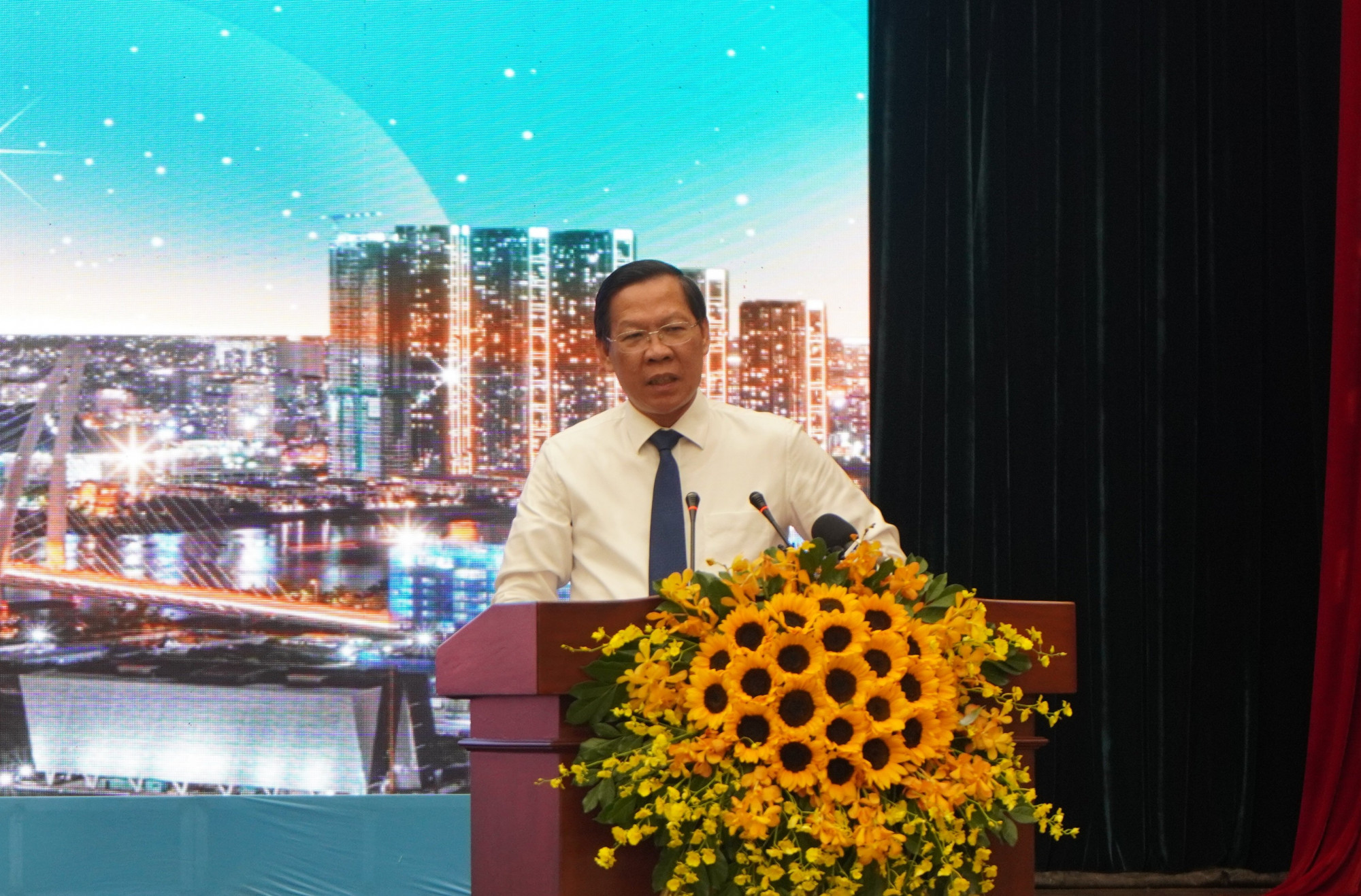 Từ cuối năm 2021 đến nay, đi đâu cũng nghe DN phản ánh về thiếu vốn, lãi suất cao. Ông Phan Văn Mãi - Chủ tịch UBND TPHCM phát biểu tại hội nghị.
