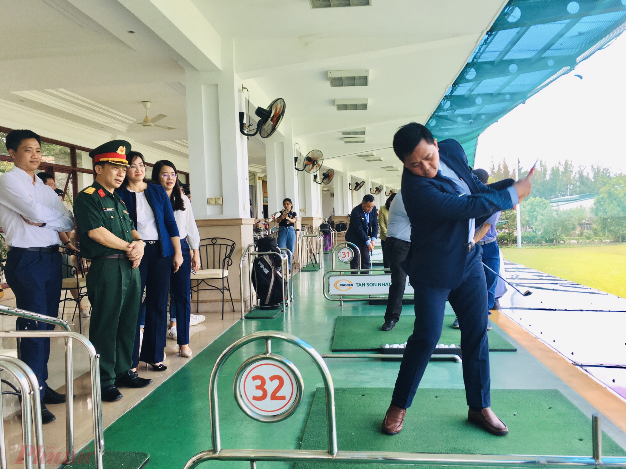 Đoàn khách trải nghiệm sân gofl Tân Sơn Nhất trong chương trình tour du lịch khám phá sản phẩm quận Gò Vấp năm 2022. - Ảnh: Quốc Thái