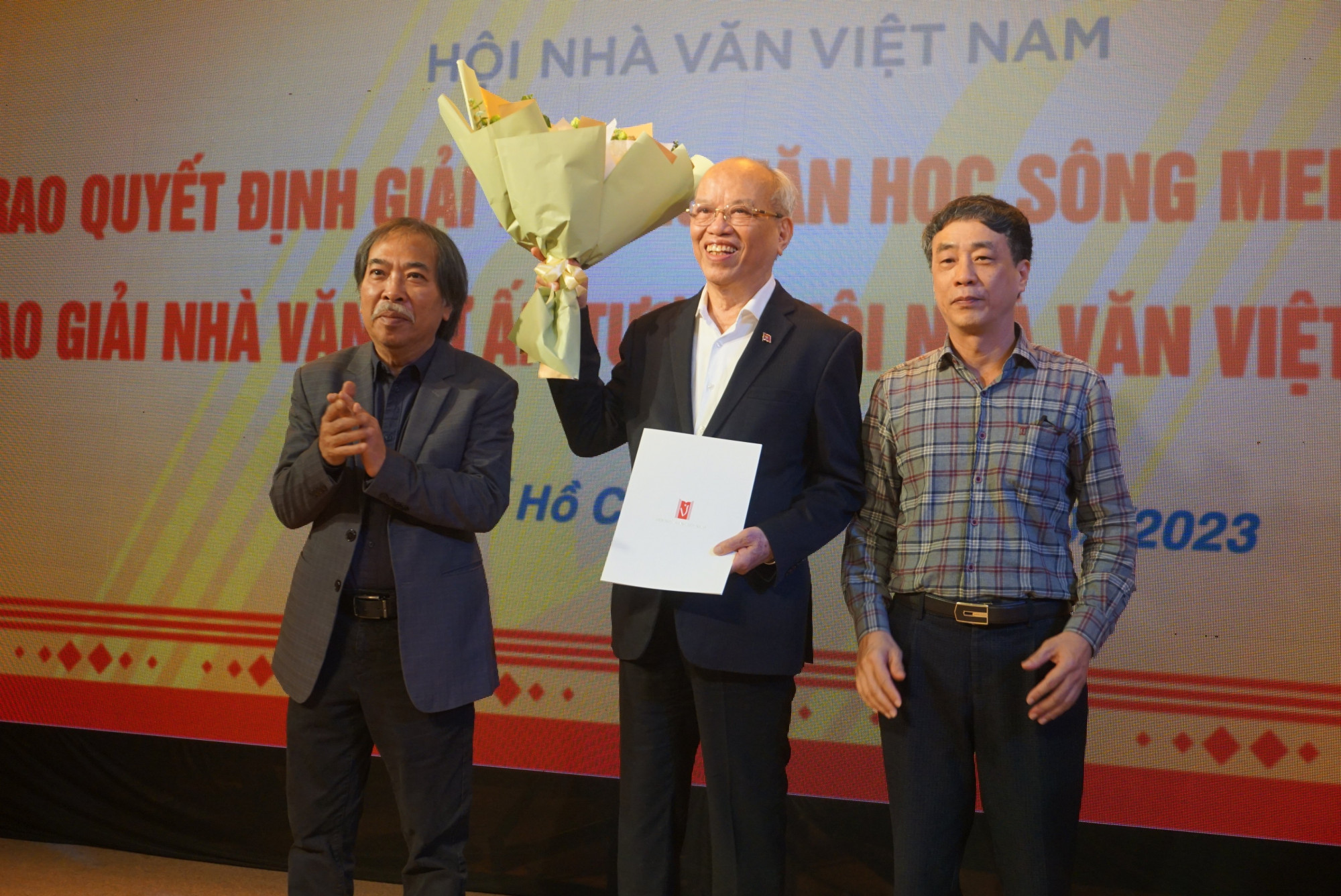 Nhà văn-giáo sư, tiến sĩ Trình Quang Phú nhận giải thưởng 