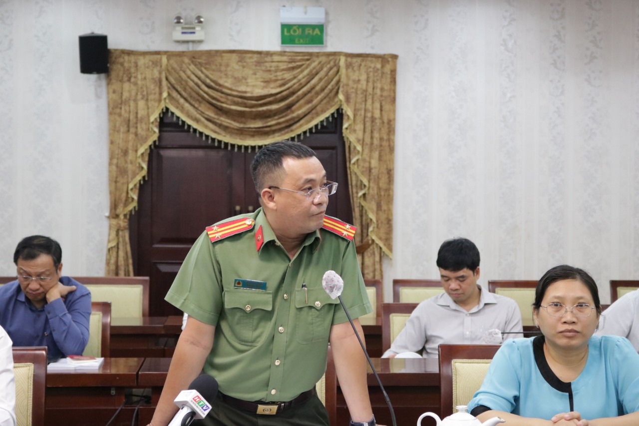 Trung tá Trần Đức Thắng phát biểu tại tọa đàm