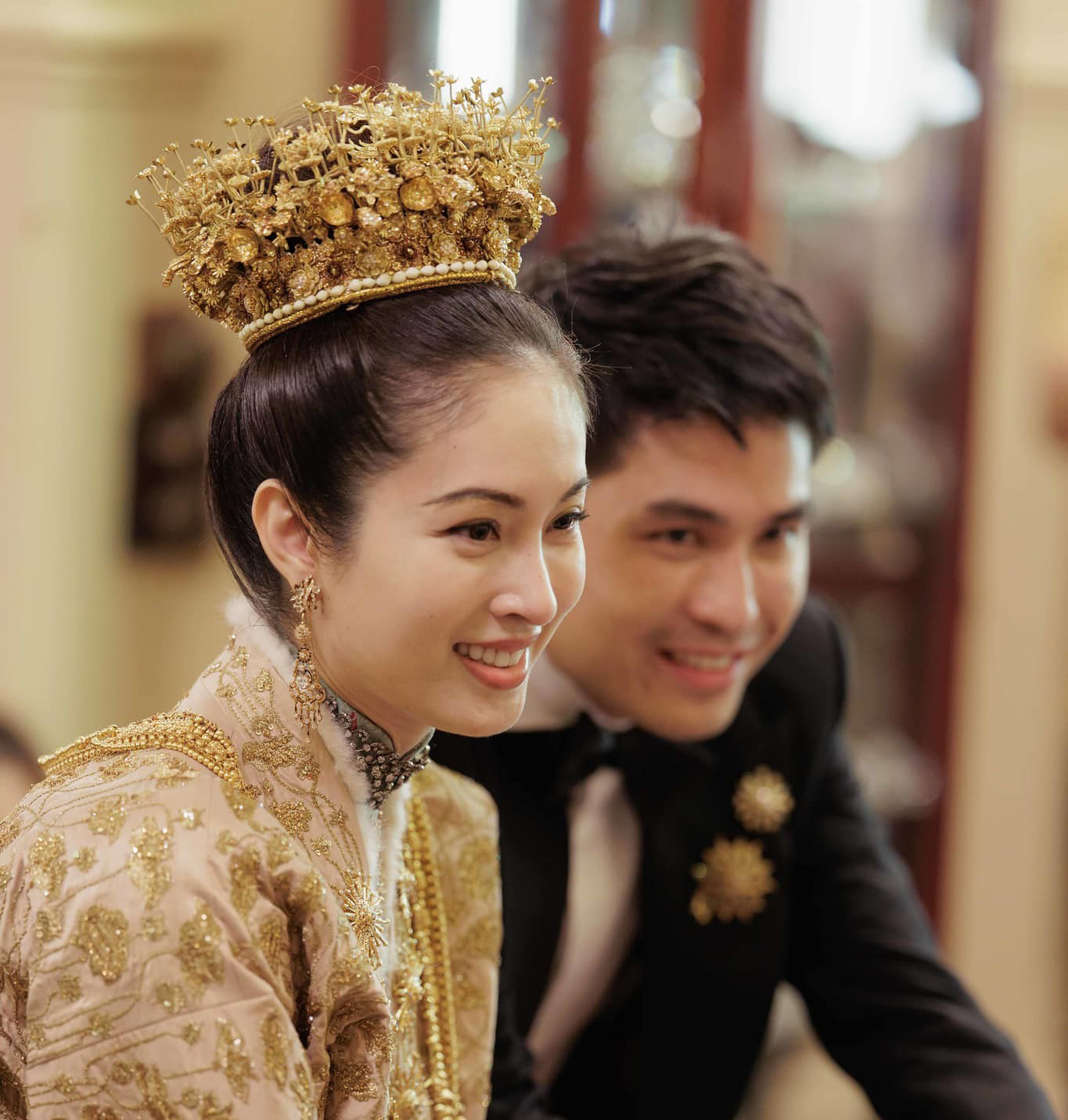 Trong hôn lễ, Nong Poy diện trang phục màu vàng, đính kết cầu kỳ. Người đẹp đội vương miện 