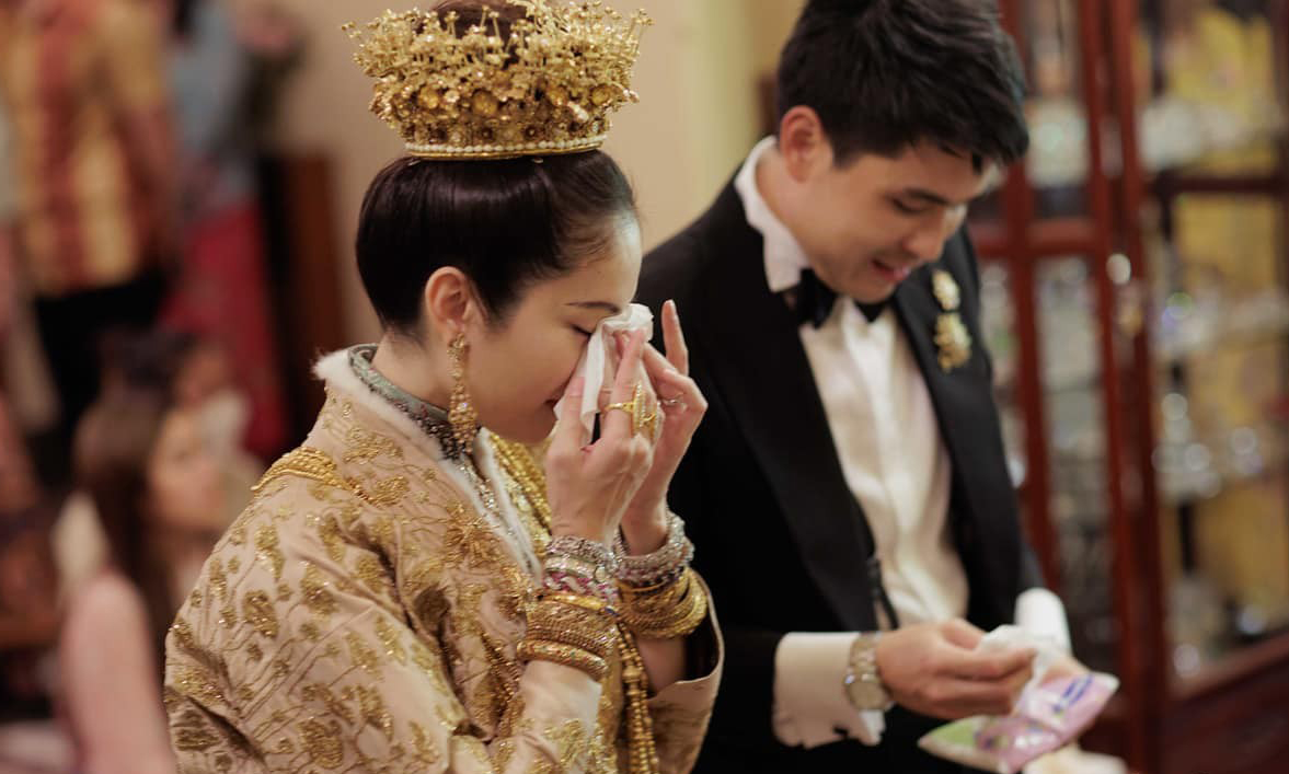 Hôn lễ của Nong Poy được tổ chức tại Phukhet, Thái Lan, theo phong cách của người Hoa. 