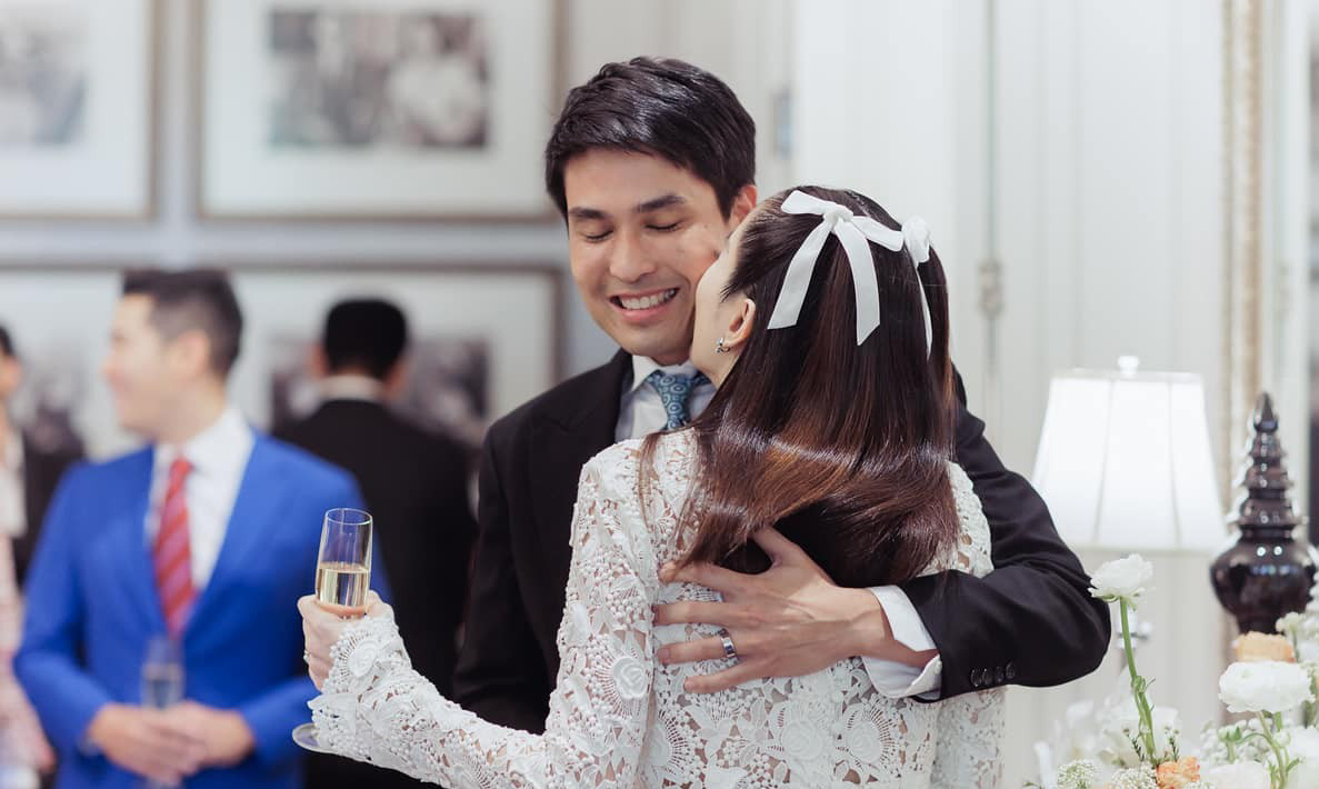 Vào trung tuần tháng 2, Nong Poy và hôn phu tổ chức tiệc với bạn bè. Nong Poy chia sẻ chồng là người chu đáo, biết quan tâm 