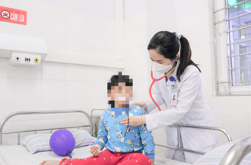 Bác sĩ Nguyễn Thị Như Trang, Khoa Nhi - Bệnh viện Bãi Cháy  khám lại cho cháu N.T.N.N.