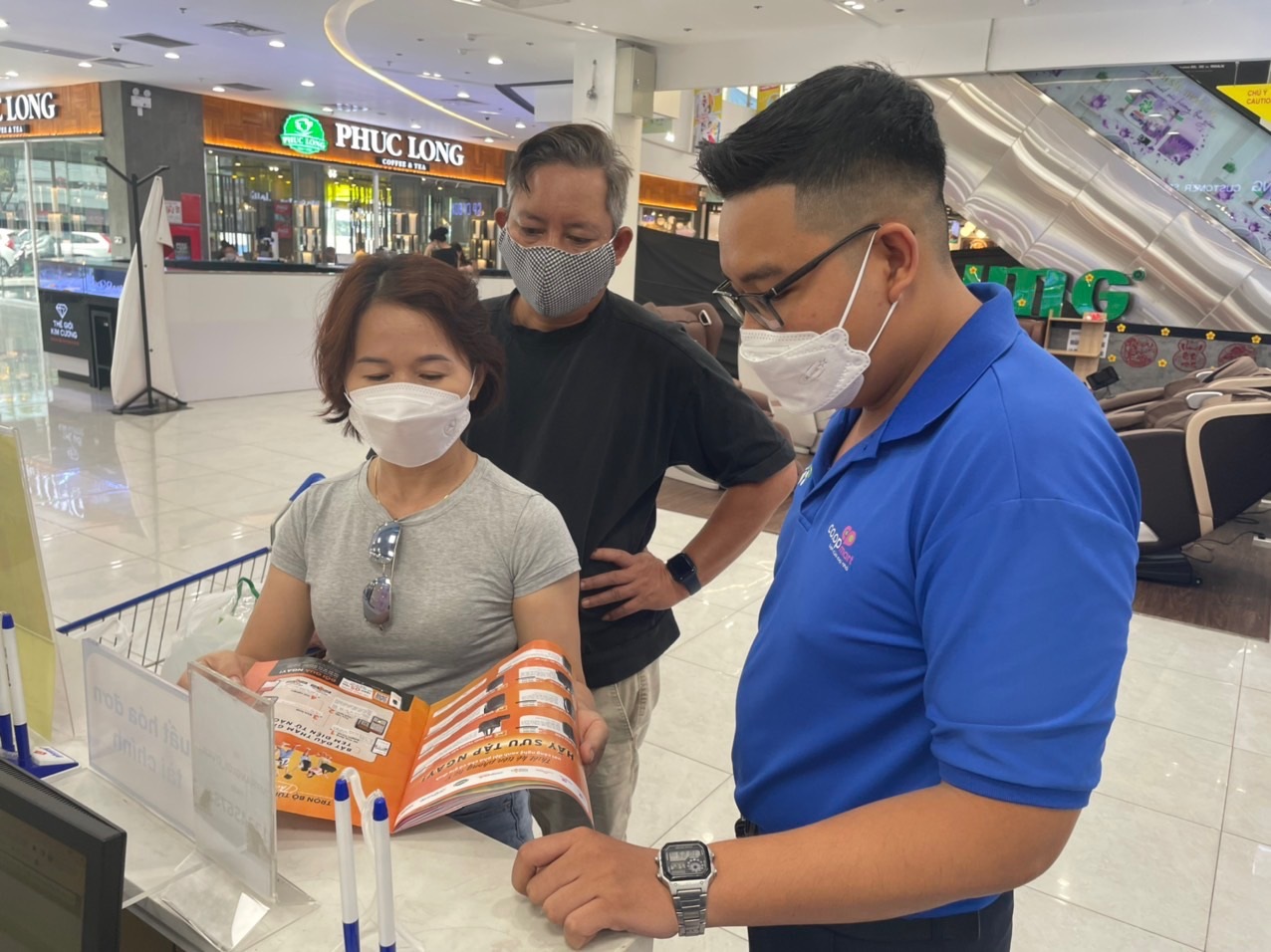 Khách hàng hào hứng tìm hiểu chương trình “Tích tem đổi quà 2023” khi mua sắm tại siêu thị Co.opmart - Ảnh: Saigon Co.op