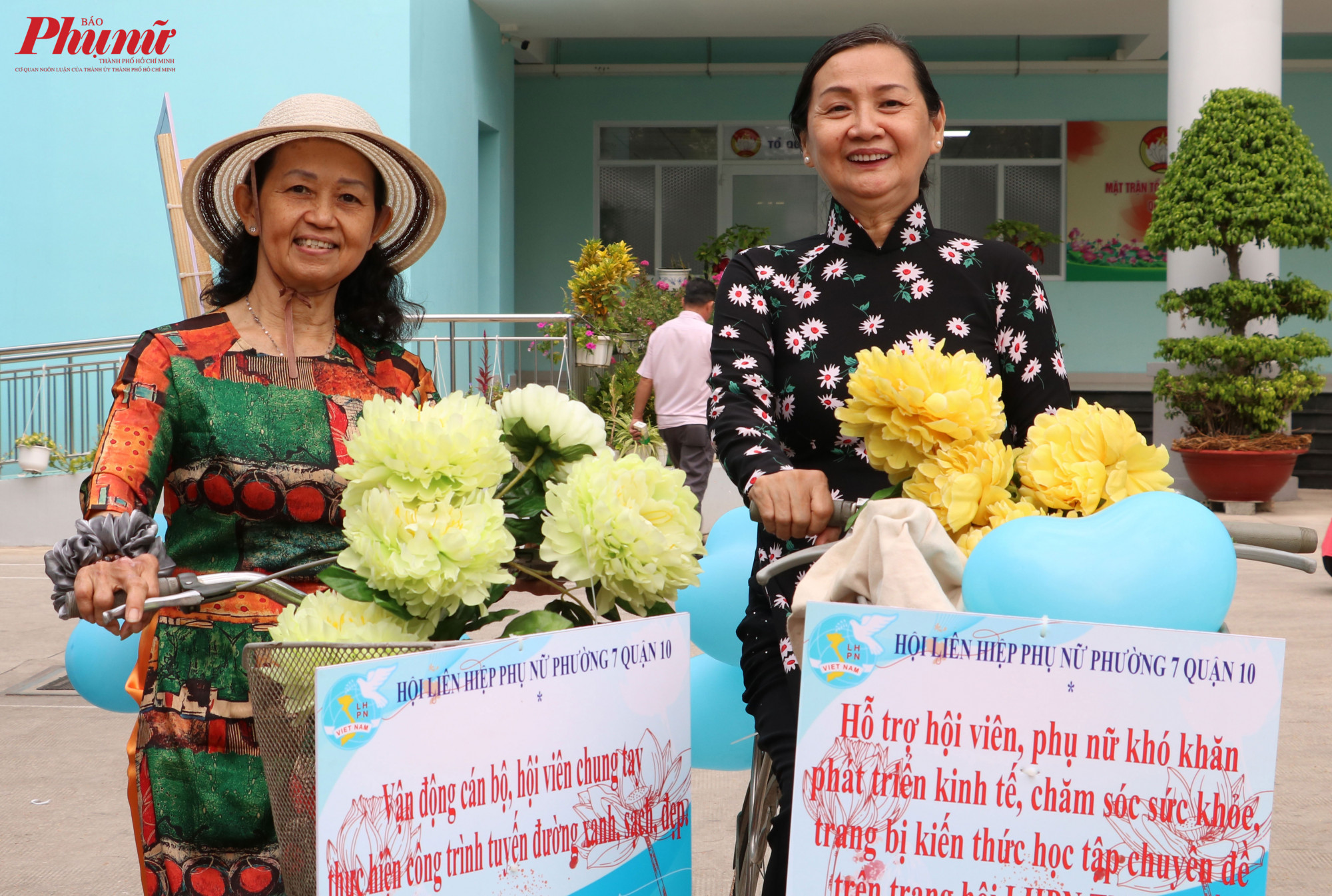 Những chiếc xe đạp được trang trí bằng hoa, nón lá, hòa cùng màu sắc duyên dáng của áo dài đã thu hút nhiều sự chú ý của người dân.