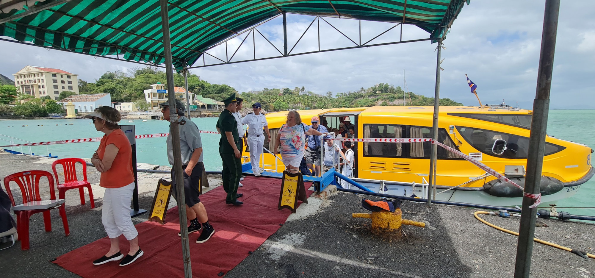 Các du khách tàu biển lên bờ tham quan phố biển Nha Trang - Ảnh: Tấn Phát