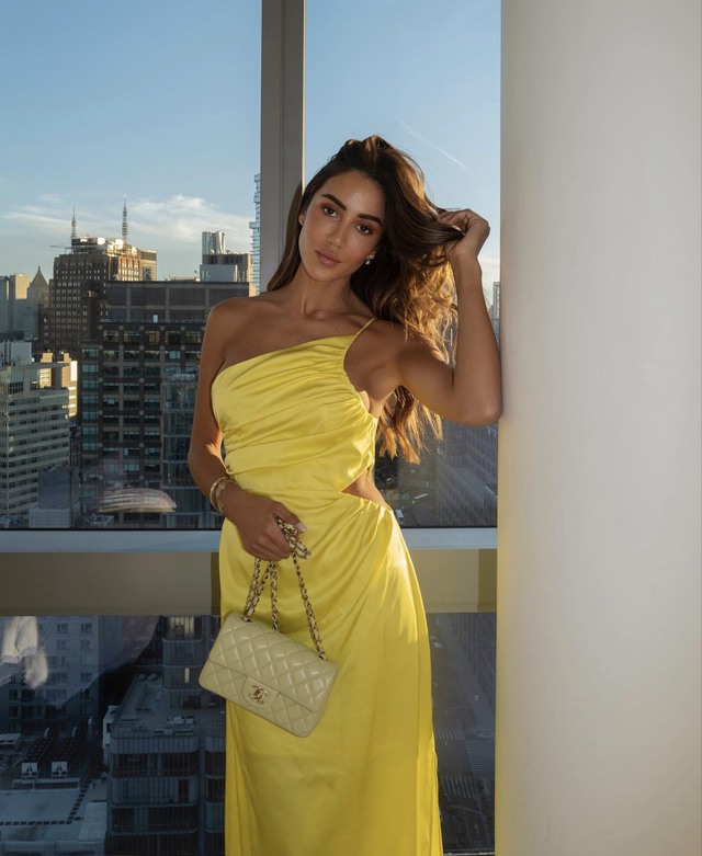 Fashionista Tamara Kalinic khoe nhan sắc mặn mà, kiêu sa trong chiếc váy lụa màu vàng ươm như ánh nắng khi tham dự một sự kiện tại New York. Chi tiết lệch vai, khoét hông của thiết kế càng làm bật lên vóc dáng tuyệt đẹp cho cô nàng.