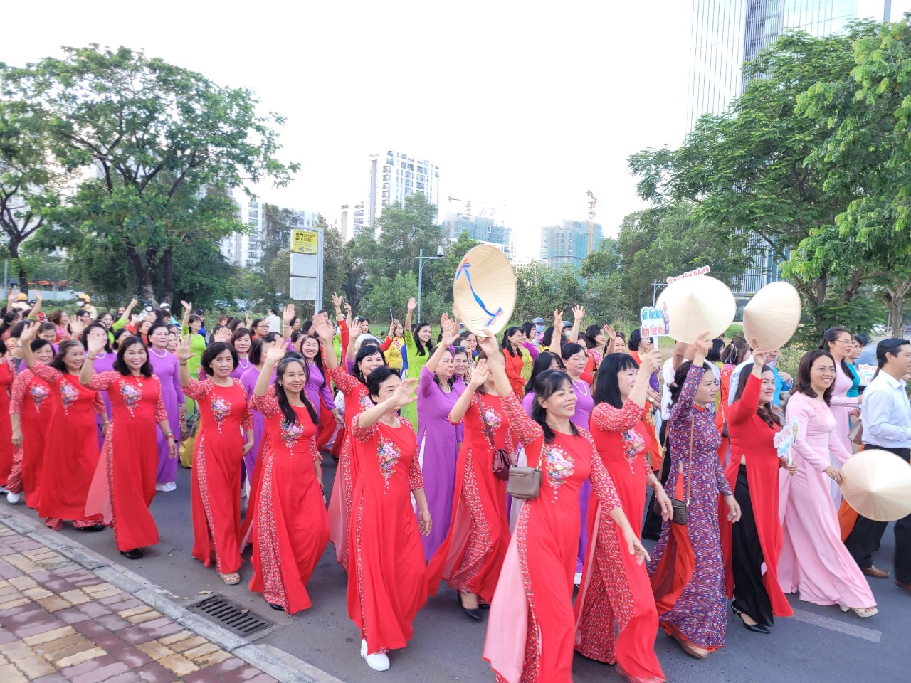 Phụ nữ quận 7 diễu hành áo dài ngày 28/2 vừa qua