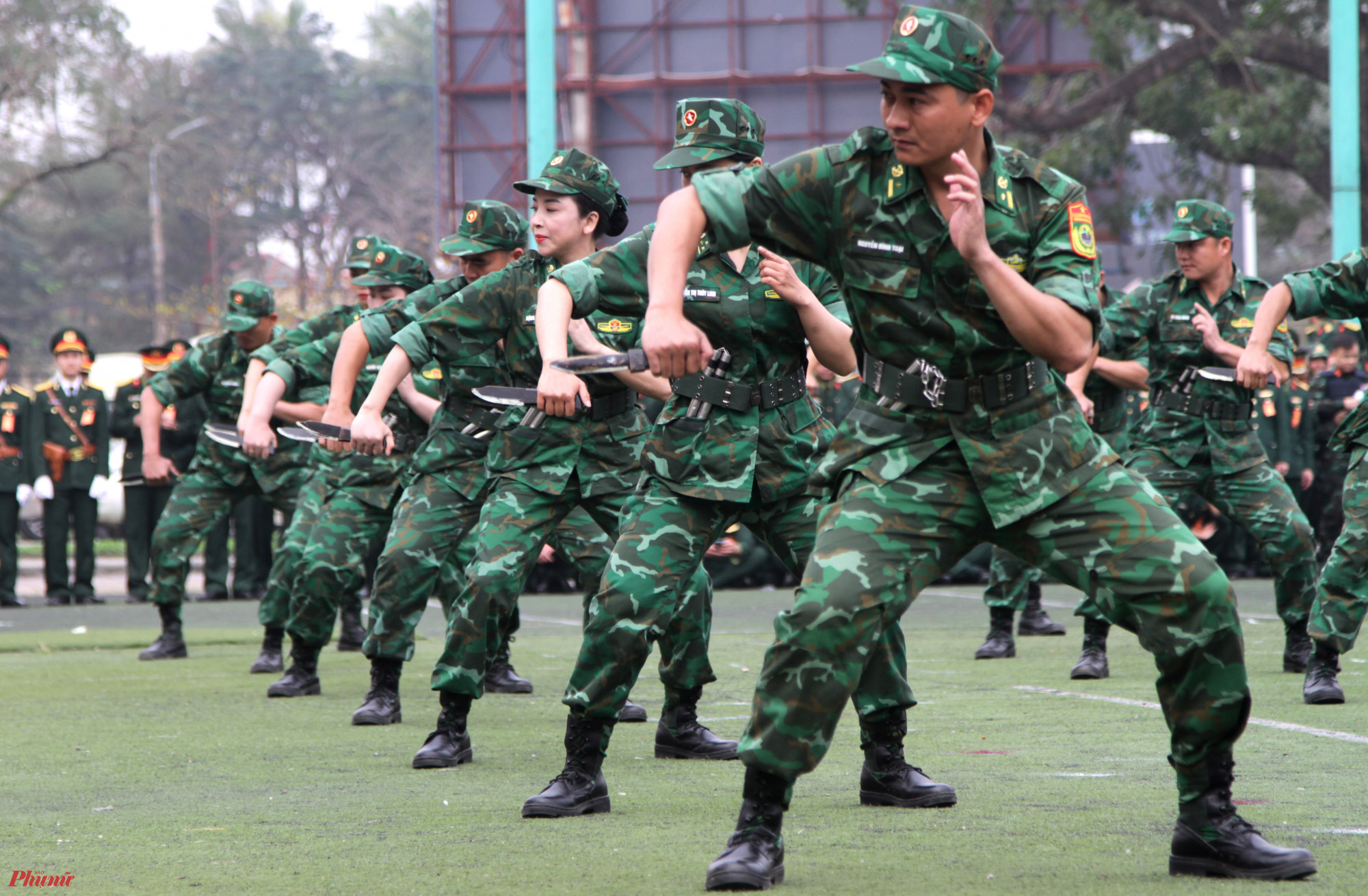 Các chiến sĩ, cán bộ Bộ đội Biên phòng tỉnh Nghệ An đồng diễn võ thuật dao găm. Đây là loại vũ khí thông dụng, gọn nhẹ, có hiệu quả chiến đấu cao. 