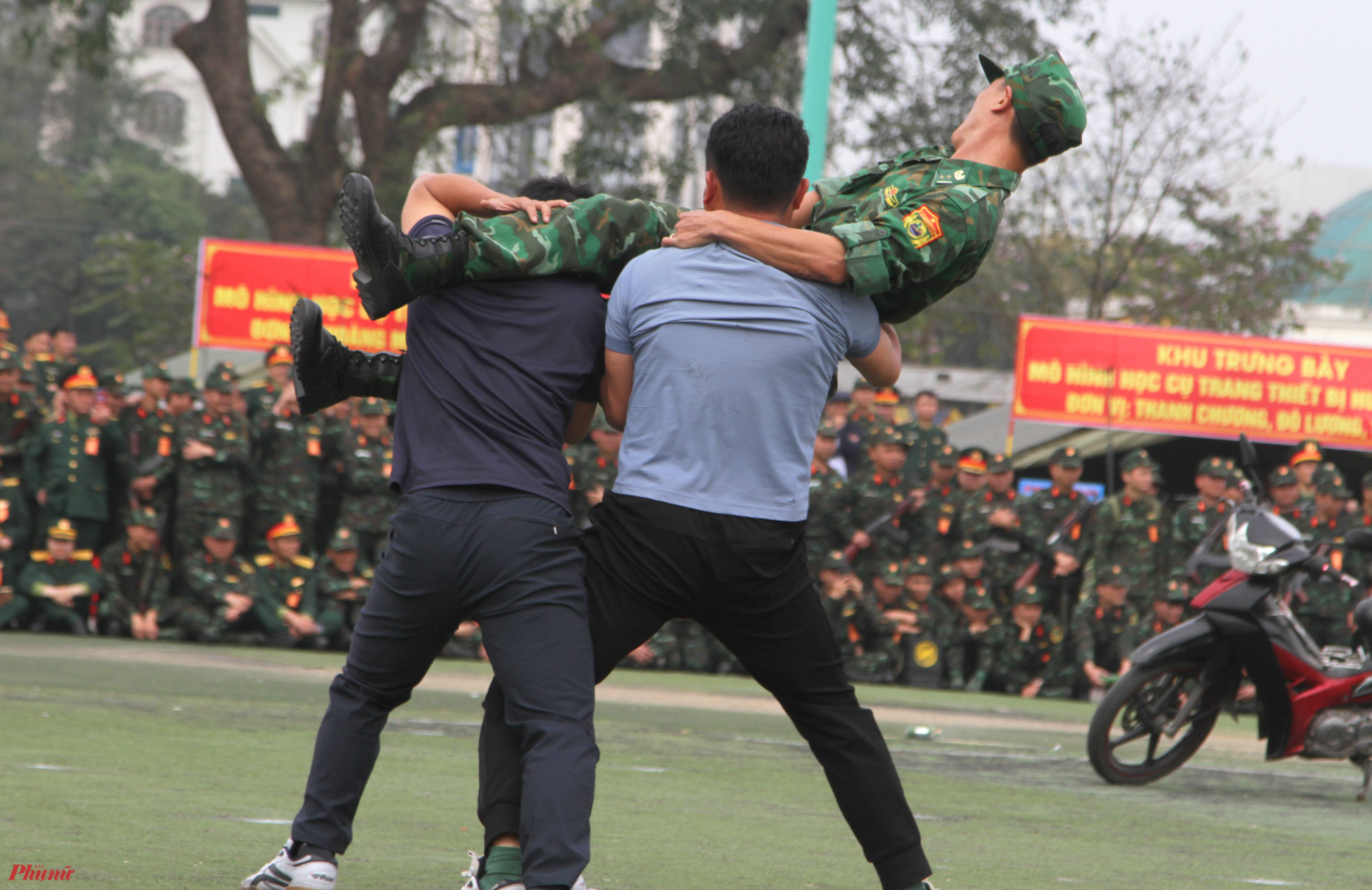 Trong buổi lễ ra quân, lực lượng vũ trang tỉnh Nghệ An đã thể hiện nhiều bài võ thuật độc đáo, nhiều tình huống trấn áp tội phạm nguy hiểm.