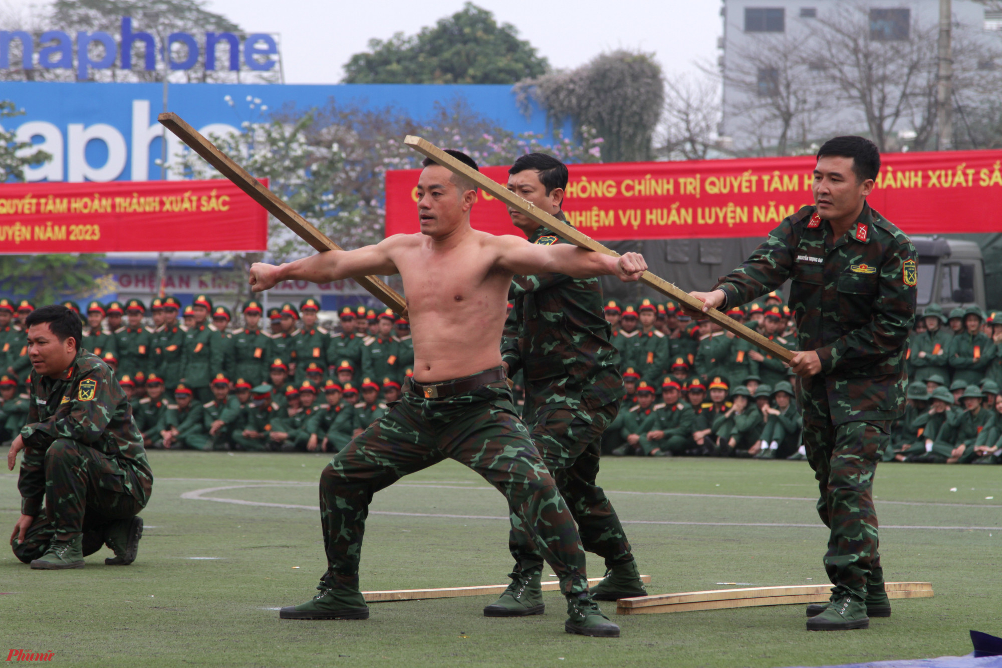 Các chiến sĩ Bộ đội Biên phòng tỉnh Nghệ An biểu diễn vận khí công đập gậy vào tay.