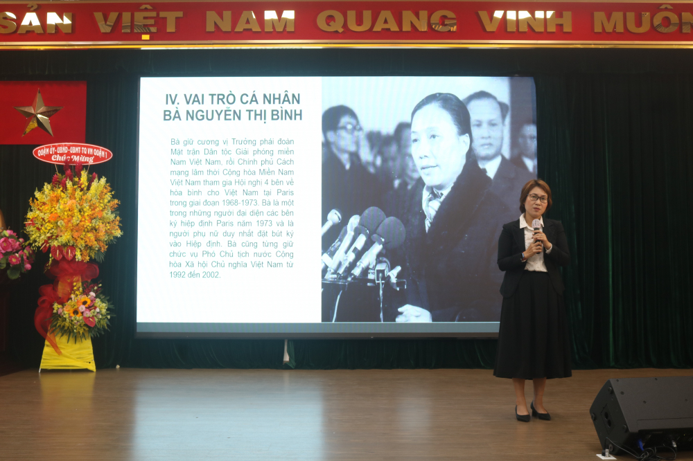 Thạc sỹ Khánh Vân viện dẫn vai trò lãnh đạo của phụ nữ trong hoạt động đối ngoại thông qua hình ảnh nguyên Phó Chủ tịch nước Nguyễn Thị Bình trong tiến trình đàn phán để đi đến ký kết Hiệp định Pairs năm 1973. 