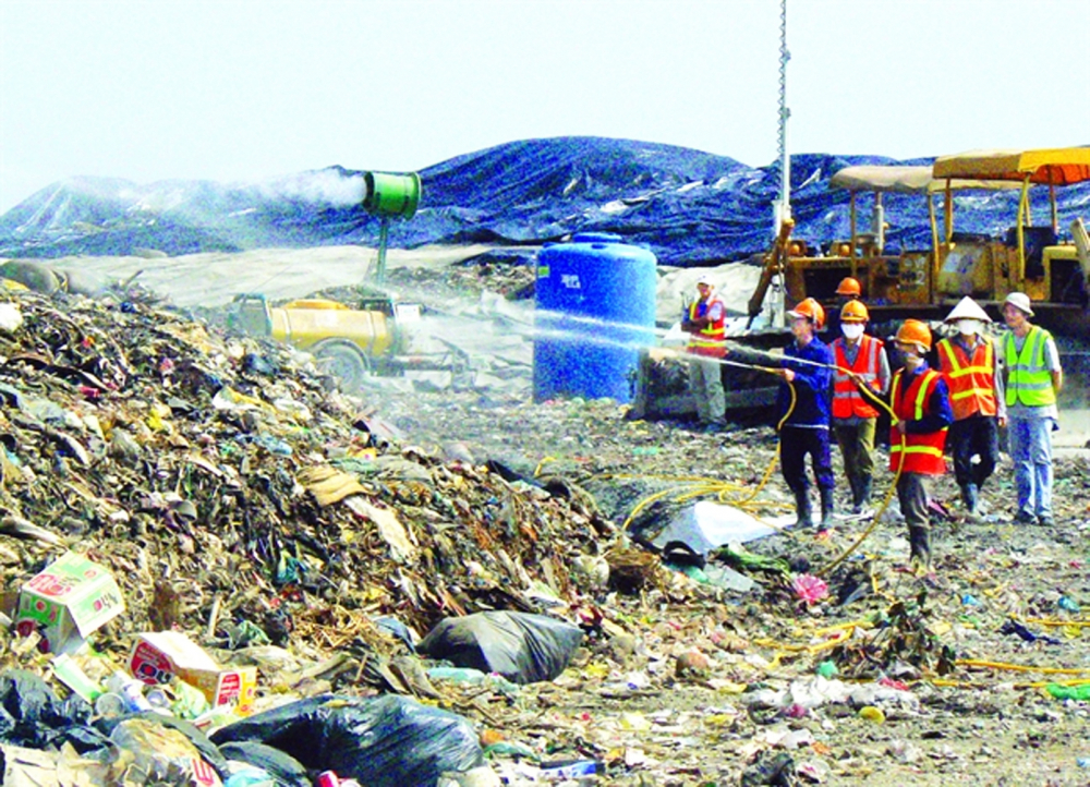 Trong lúc chờ các nhà máy đốt rác phát điện đi vào hoạt động, ngành môi trường TPHCM chủ yếu xử lý rác bằng phương pháp chôn lấp
