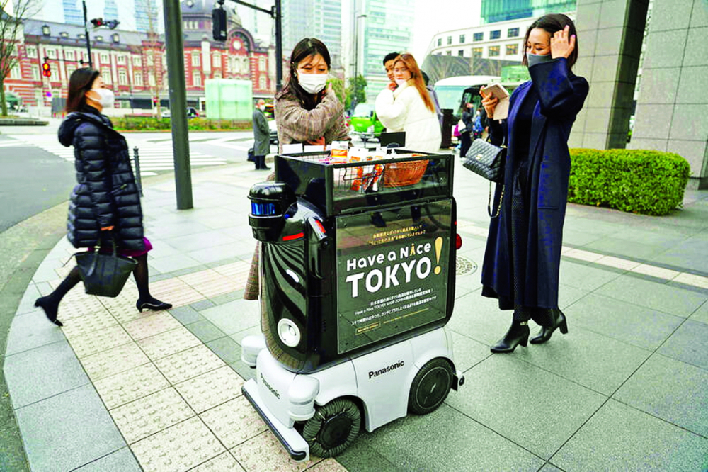 Robot giao hàng Hakobo của Panasonic đang bán đồ uống nóng và đồ ăn nhẹ tại khu thương mại và mua sắm Marunouchi của Tokyo - ẢNH: AFP