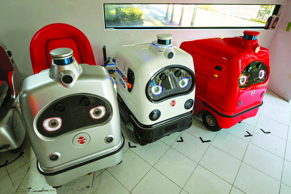 Từ trái sang: Robot 1 chỗ ngồi RakuRo dành cho người bị suy giảm khả năng vận động, robot tuần tra Patoro và robot giao hàng DeliRo của ZMP - ẢNH: AFP