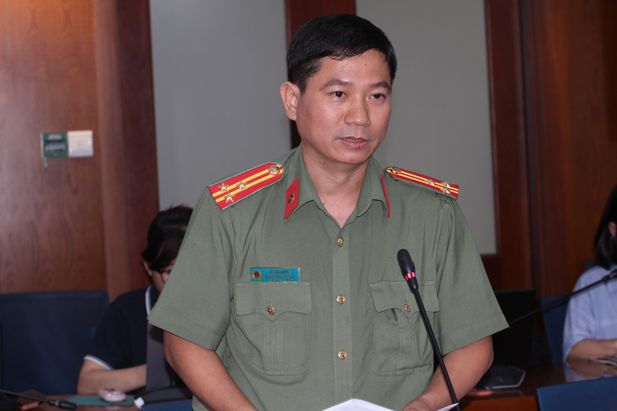 Thượng tá Lê Mạnh Hà thông tin tại họp báo