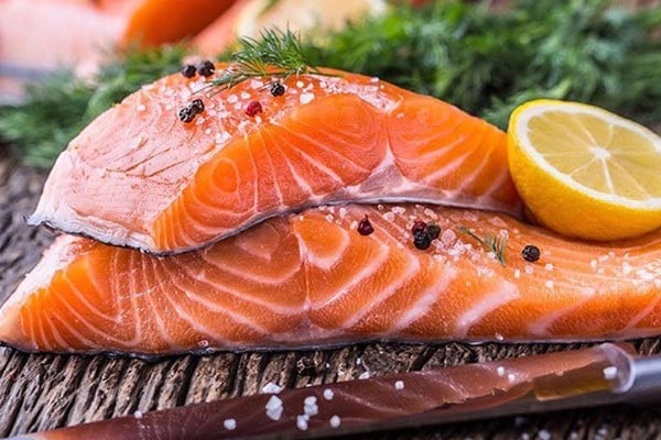 Cá béo Cá hồi, cá hồi, cá thu và cá mòi rất giàu chất béo omega-3, có lợi cho sức khỏe của da. Những chất béo này có thể giúp giảm viêm, có thể hỗ trợ kiểm soát một số tình trạng viêm da, chẳng hạn như viêm da dị ứng, bệnh vẩy nến và mụn trứng cá. Đồng thời, chất béo này cũng cải thiện độ đàn hồi của làn da để giảm bớt đi các vết rạn, giúp da căng mịn. 