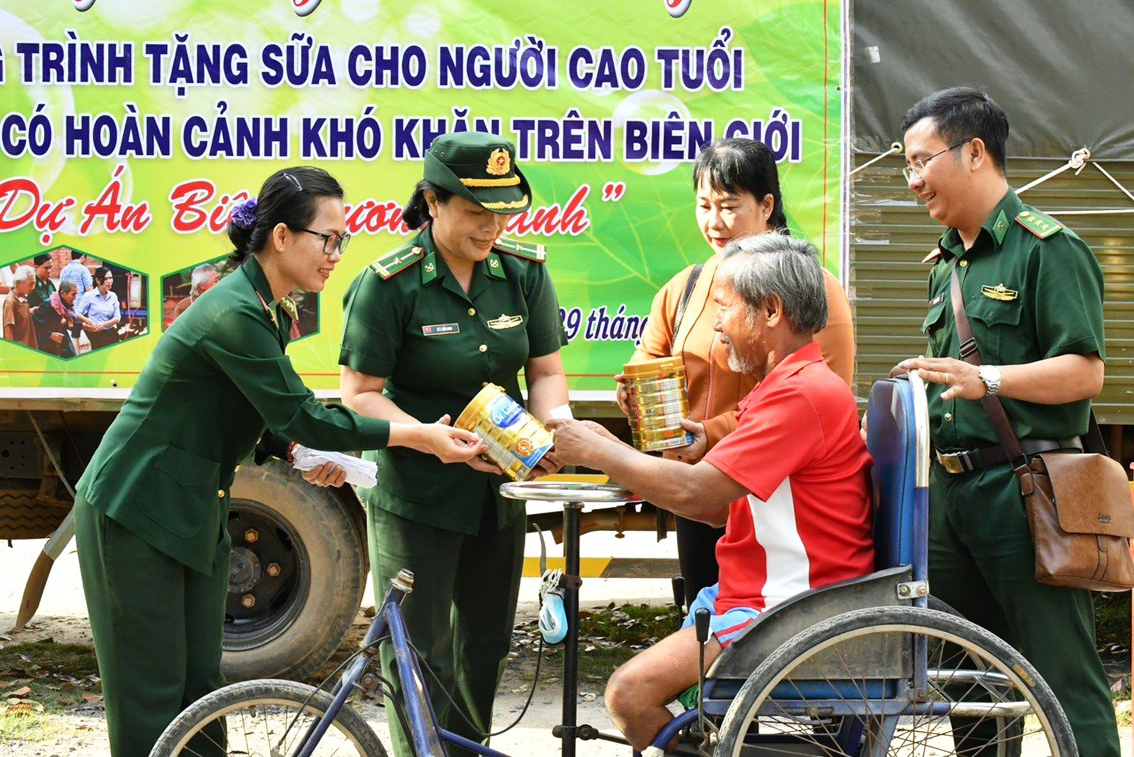 Chị Loan (thứ hai từ trái sang) tặng quà cho người già và phụ nữ khó khăn trong dự án “Biên cương xanh” do Bộ đội biên phòng tỉnh Tây Ninh phối hợp với  Báo Phụ nữ TPHCM thực hiện - ẢNH: LÊ QUÂN