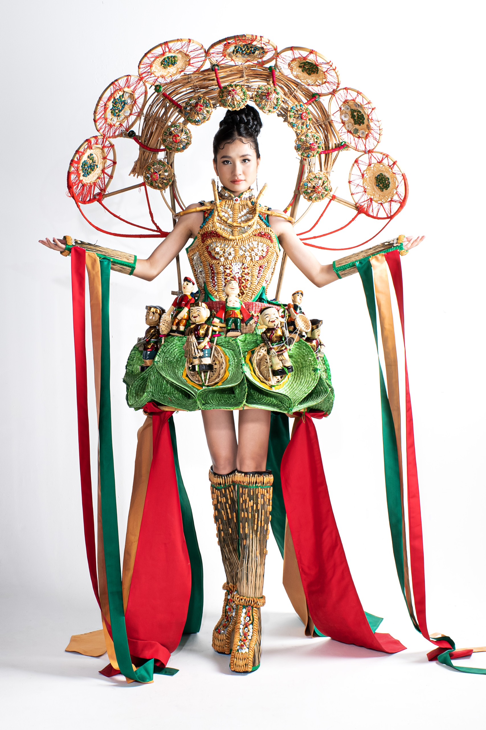 Bộ trang phục do NTK Nguyễn Hữu Bình sáng tạo, không chỉ gây ấn tượng với vẻ ngoài bắt mắt mà còn gây ấn tượng khi được lấy cảm hứng từ bộ môn nghệ thuật múa rối nước truyền thống của Việt Nam.