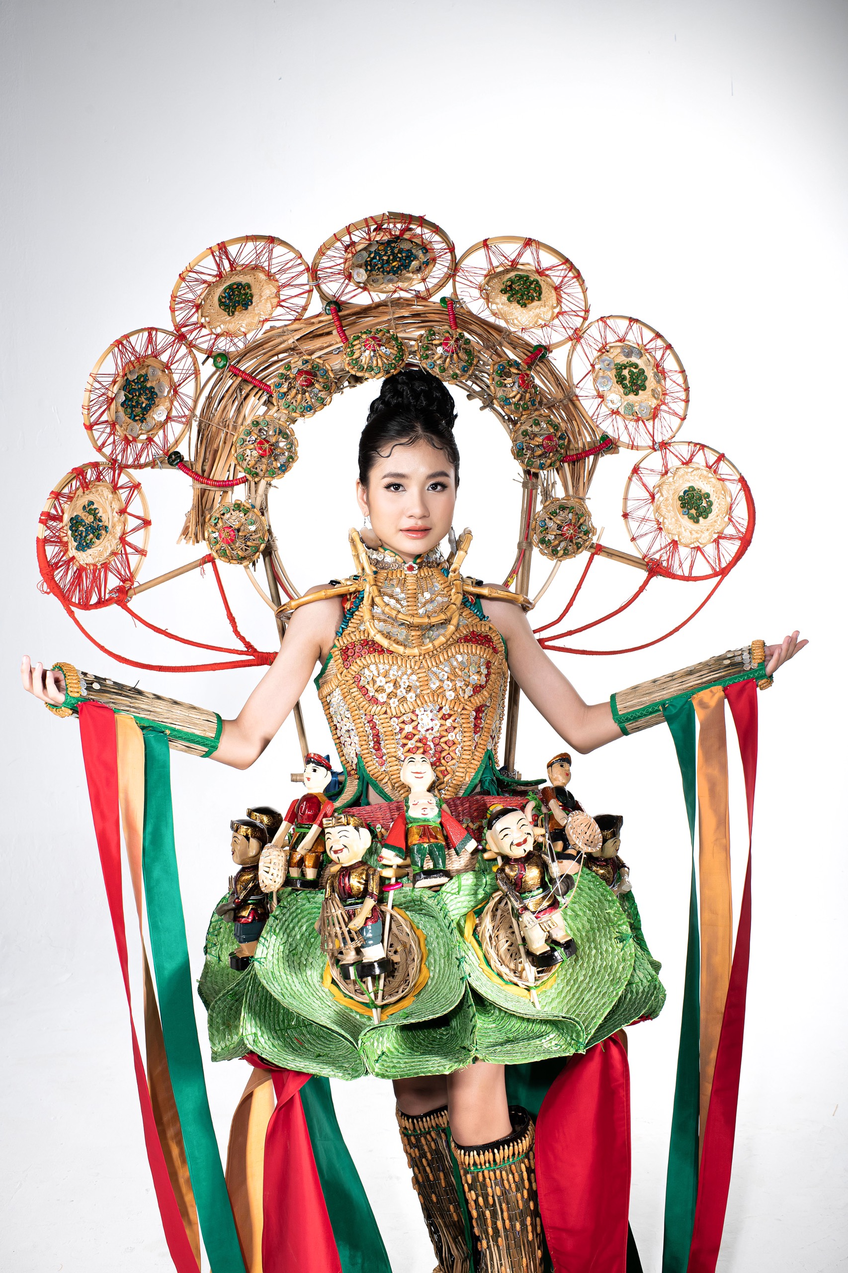 Với “Hồn nước”, đương kim Hoa hậu Môi trường Việt Nam 2022 muốn truyền tải thông điệp về vẻ đẹp đầy sức sống của nước, sự thịnh vượng của văn hóa Việt từ ngàn xưa bắt đầu từ sự dồi dào nguồn nước trong nông nghiệp, trên đồng lúa, trên cả sân khấu nghệ thuật.