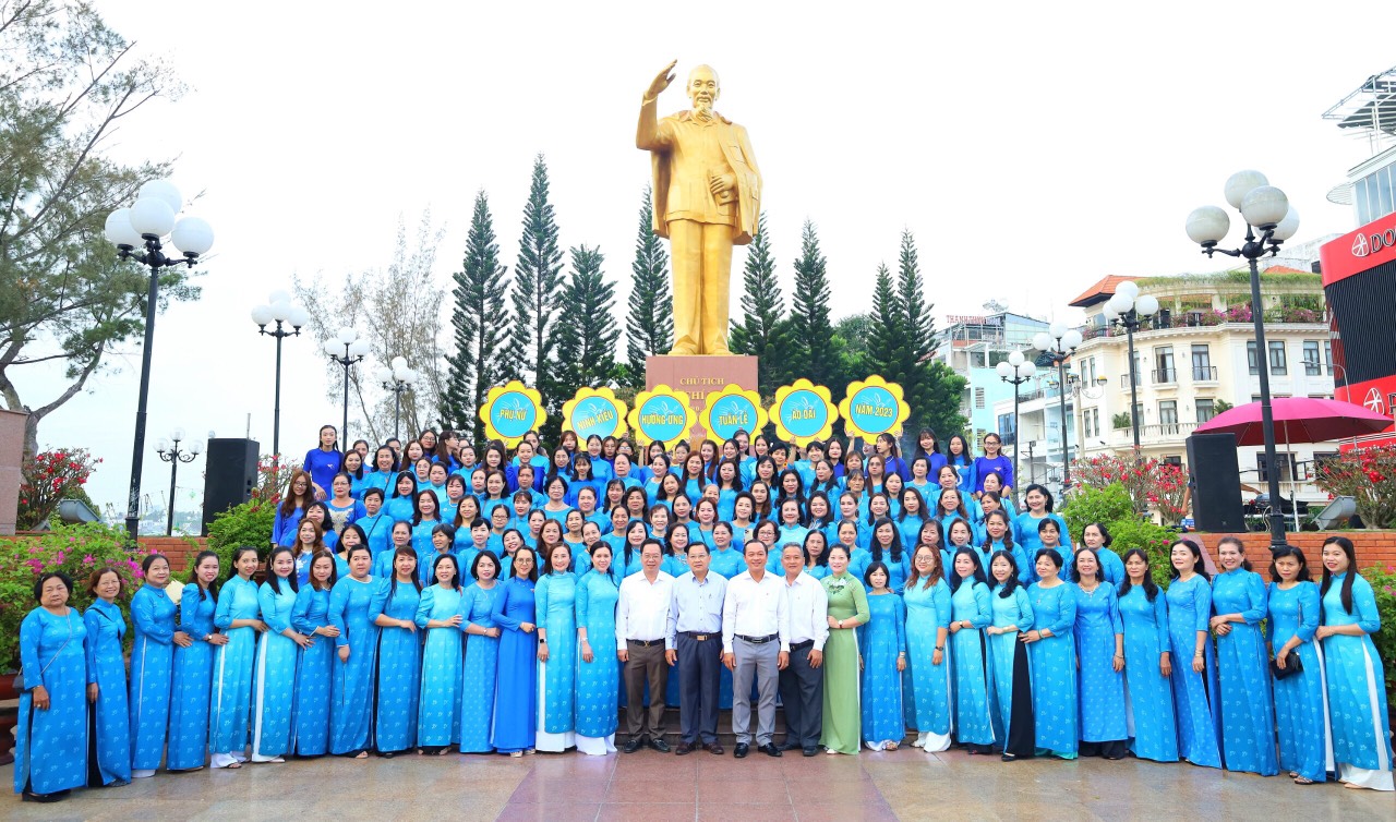 viếng Tượng đài Bác Hồ và phát động “Tuần lễ áo dài truyền thống của Việt Nam năm 2023”. 