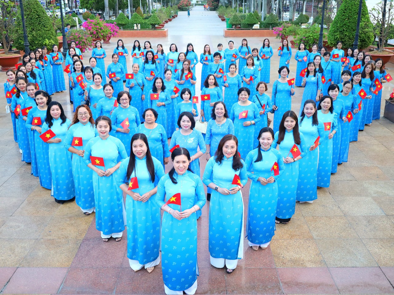 Hơn 140 đại biểu nữ cán bộ, công chức, hội viên phụ nữ trên địa bàn quận Ninh Kiều hưởng ứng tuần lễ áo dài Việt Nam năm 2023
