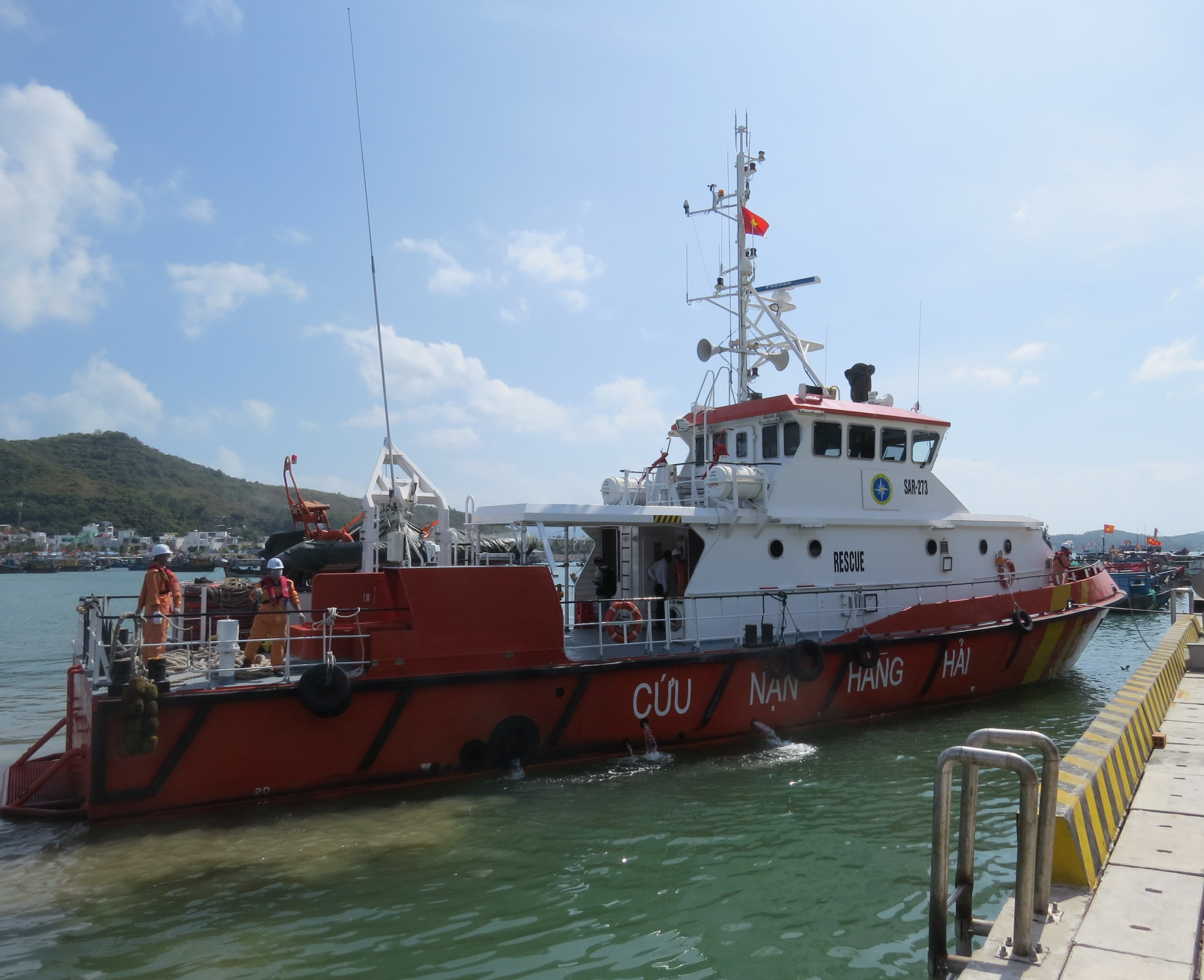 Tàu SAR 273 cập cảng đưa thuyền viên bị bệnh về bờ an toàn