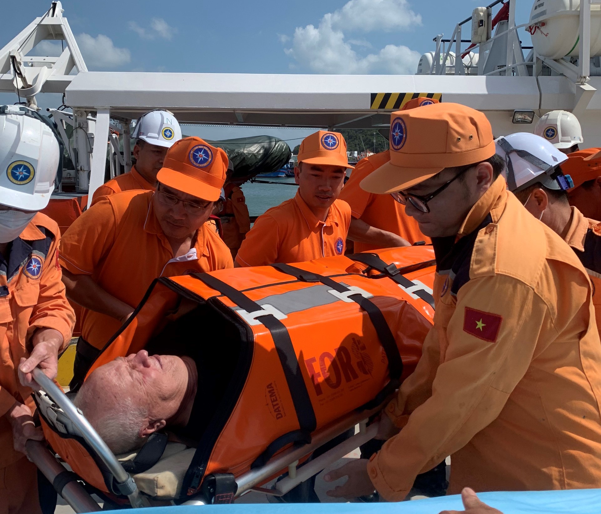 Lực lượng cứu nạn đưa bệnh nhân lên bờ đi cấp cứu