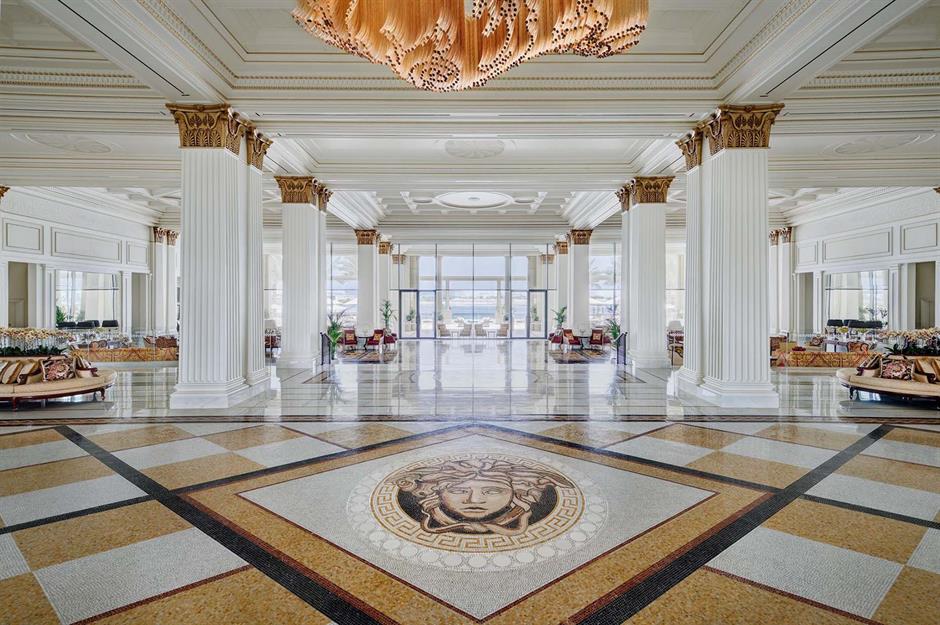 Cung điện Versace, Dubai, Các Tiểu vương quốc Ả Rập Thống nhất Hành lang không xa hoa hơn nhiều so với không gian nguy nga tại Palazzo Versace Dubai . Kết hợp các truyền thống tân cổ điển của Ý với các yếu tố kiến ​​trúc Ả Rập, nội thất do Donatella Versace giám sát và rất phù hợp để trưng bày. Trần của sảnh được trang trí bằng vàng, có sàn khảm bằng đá cẩm thạch, được làm thủ công với khoảng 1,5 triệu mảnh ghép và đèn chùm lớn ở tiền sảnh được tạo kiểu từ 6.600 pound (2.721kg) thủy tinh Bohemian thổi thủ công.
