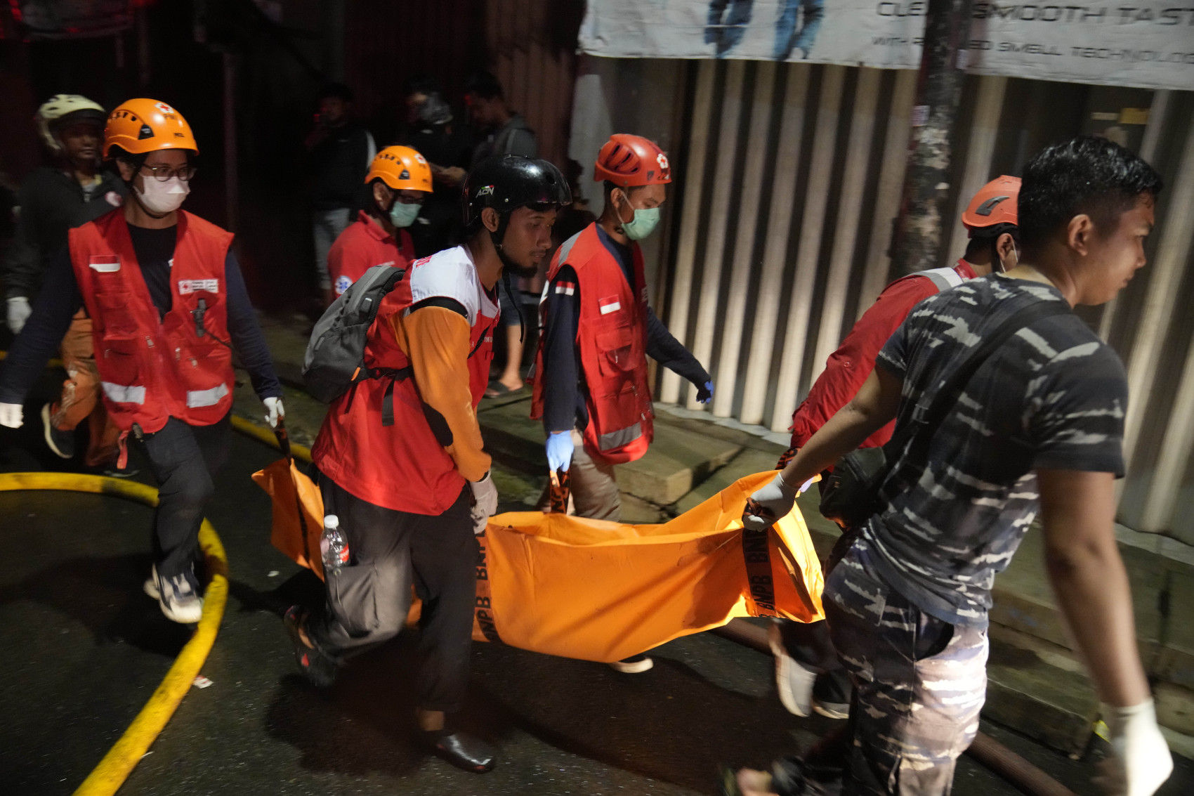 Lực lượng cứu hộ mang một túi đựng xác ra khỏi hiện trường sau khi đám cháy bùng phát tại một trạm chứa nhiên liệu do công ty năng lượng nhà nước Pertamina của Indonesia điều hành ở Jakarta