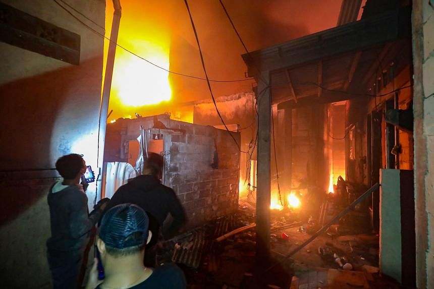 Ít nhất 17 người đã chết, trong đó có 2 trẻ em và 50 người phải nhập viện, sau vụ cháy lớn tại trạm lưu trữ nhiên liệu Plumpang. Đây là trạm do công ty dầu khí nhà nước Pertamina điều hành, nằm gần một khu vực đông dân cư, ở khu phố Tanah Merah ở Bắc Jakarta. Nó cung cấp 25% nhu cầu nhiên liệu của Indonesia