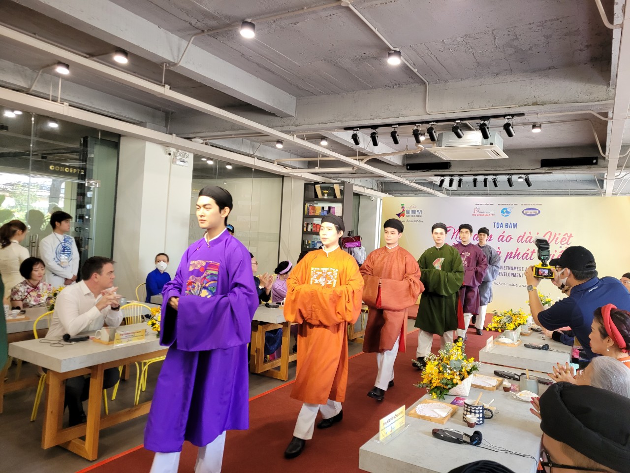 Bộ sưu tập áo dài ngũ thân của thương hiệu Năm Tuyền được trình diễn tại sự kiện