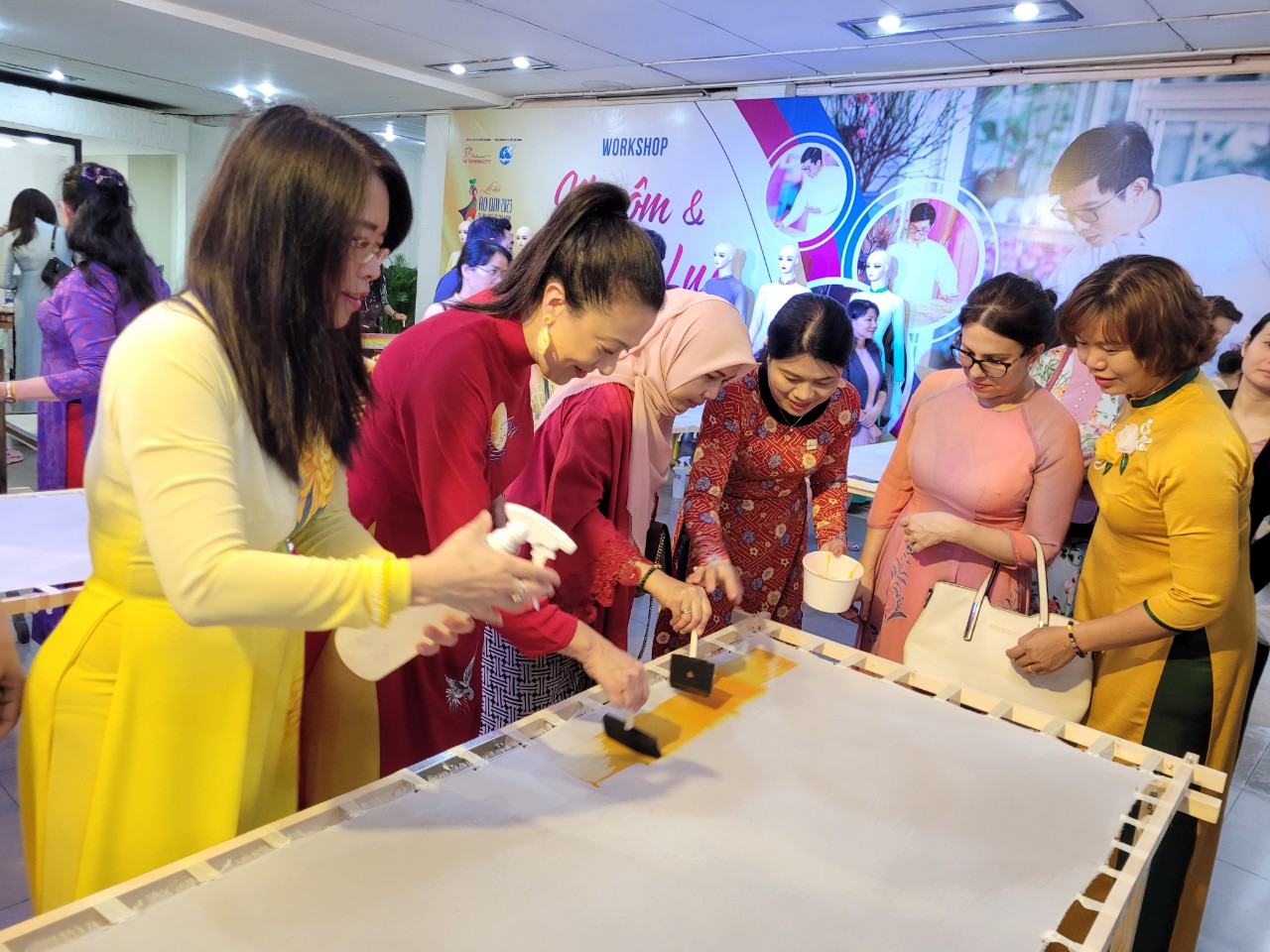 Các khách mời trải nghiệm kỹ thuật nhuộm và vẽ trên lụa - workshop do NTK Trung Đinh thực hiện