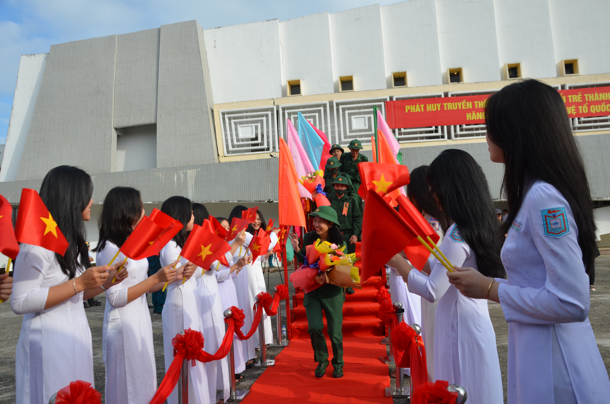 Tân binh Quảng Ngãi lên đường nhập ngũ