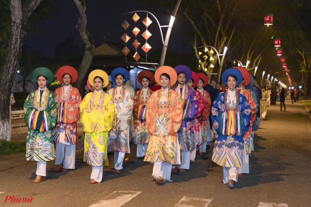 Tối 3/3/2023, Hội LHPN tỉnh tổ chức chương trình nghệ thuật áo dài tại Phố đêm Hoàng Thành