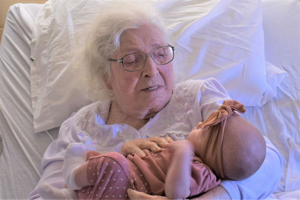 Bà Hawkins (98 tuổi) đã phấn khích khi gặp cháu gái chít của mình, Zhavia vào ngày 19/2