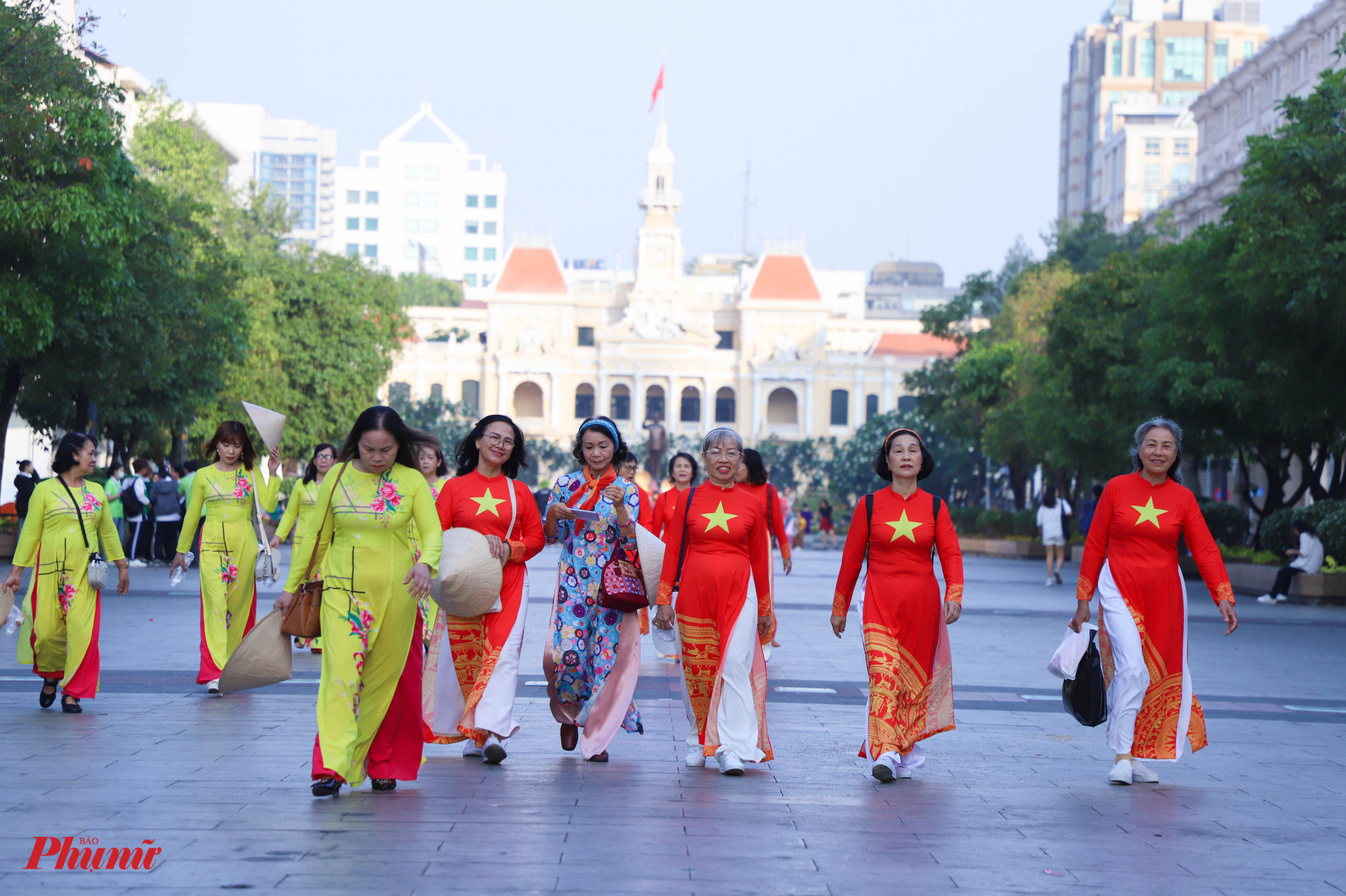 Nhiều người chọn mặc áo dài đỏ, có hoạ tiết sao vàng, trống đồng Đông Sơn để tham dự buổi diễu hành. 